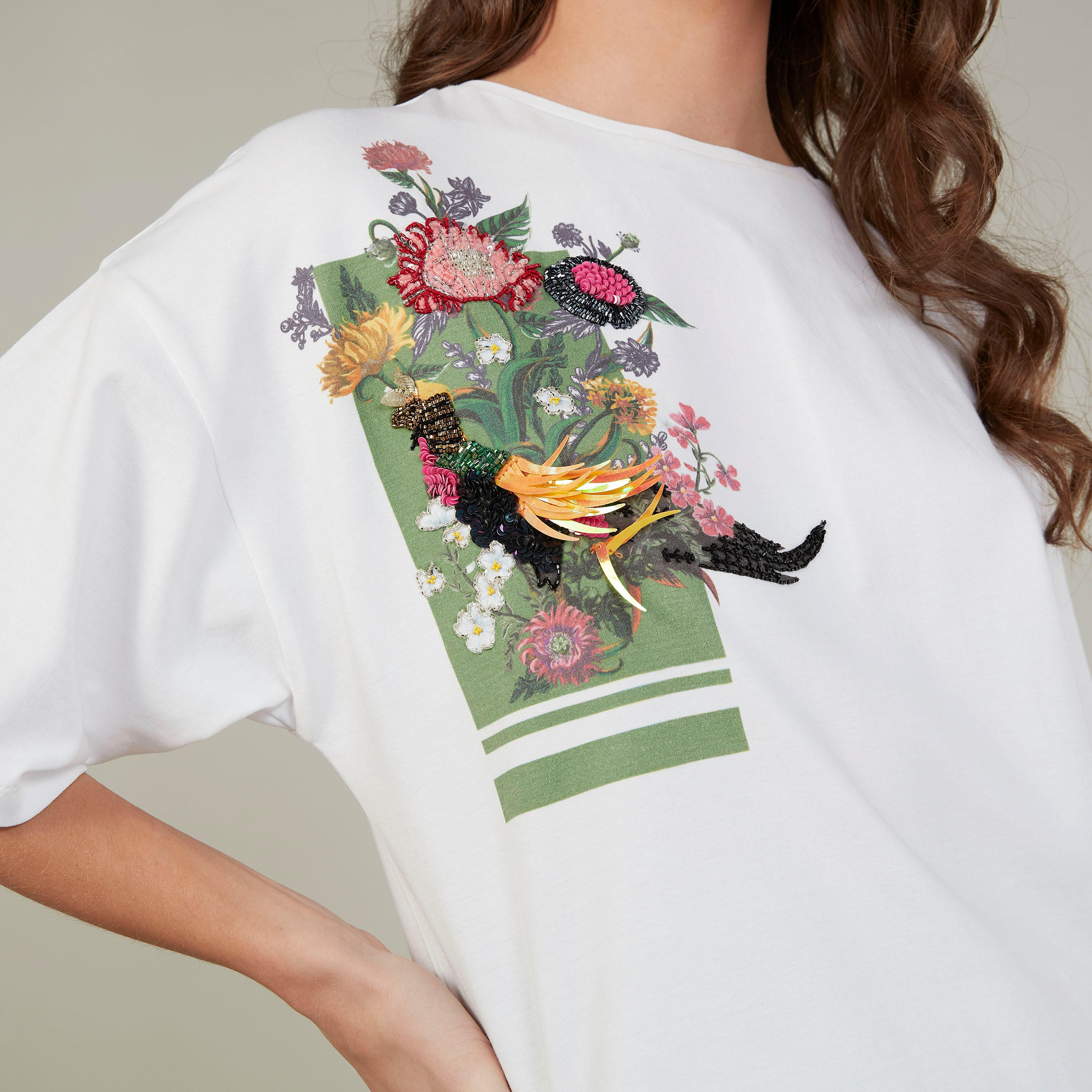 بلوزة مزيّنة بأكمام قصيرة وياقة مستديرة من أيكونيك-women-clothing-tshirts-image-3