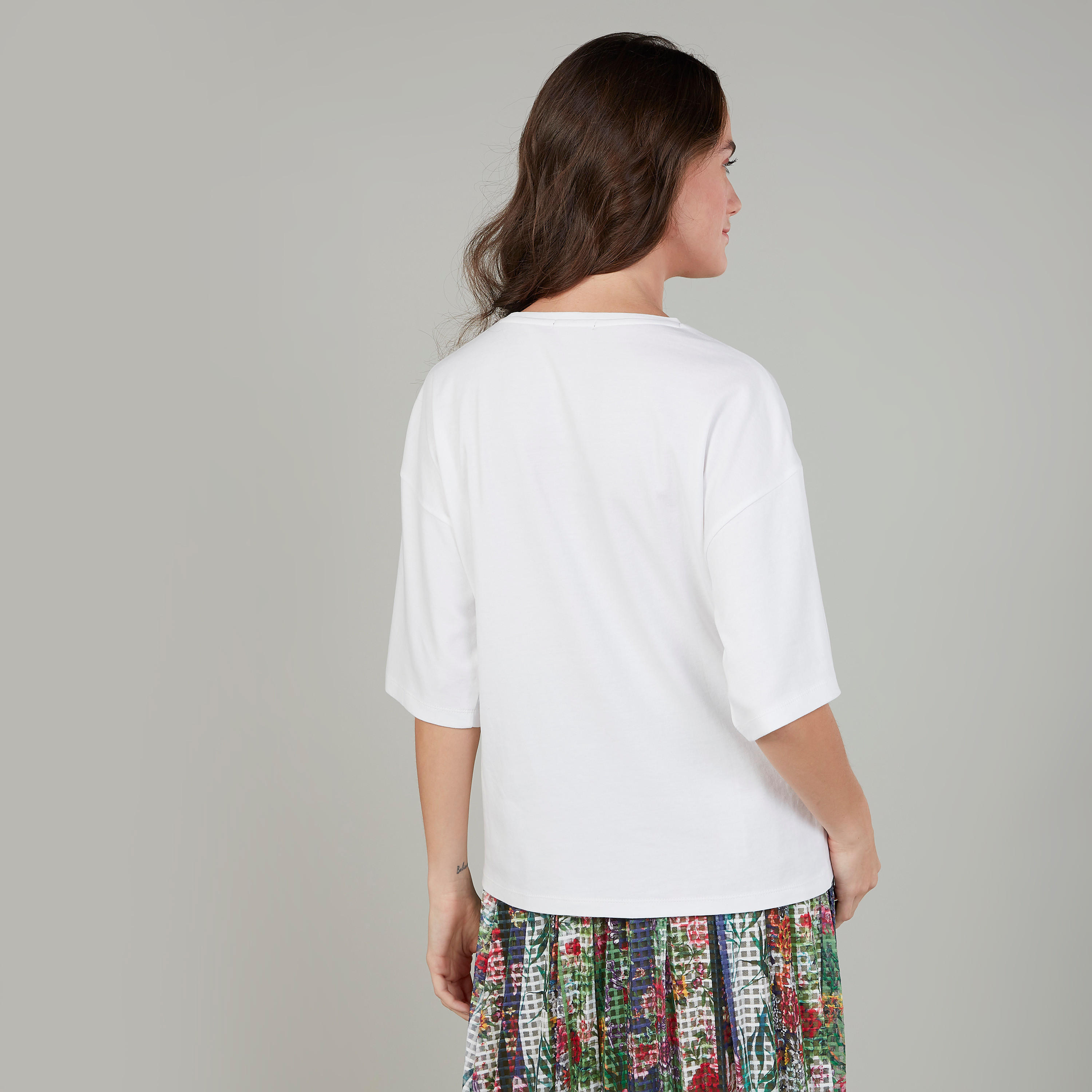 بلوزة مزيّنة بأكمام قصيرة وياقة مستديرة من أيكونيك-women-clothing-tshirts-image-4
