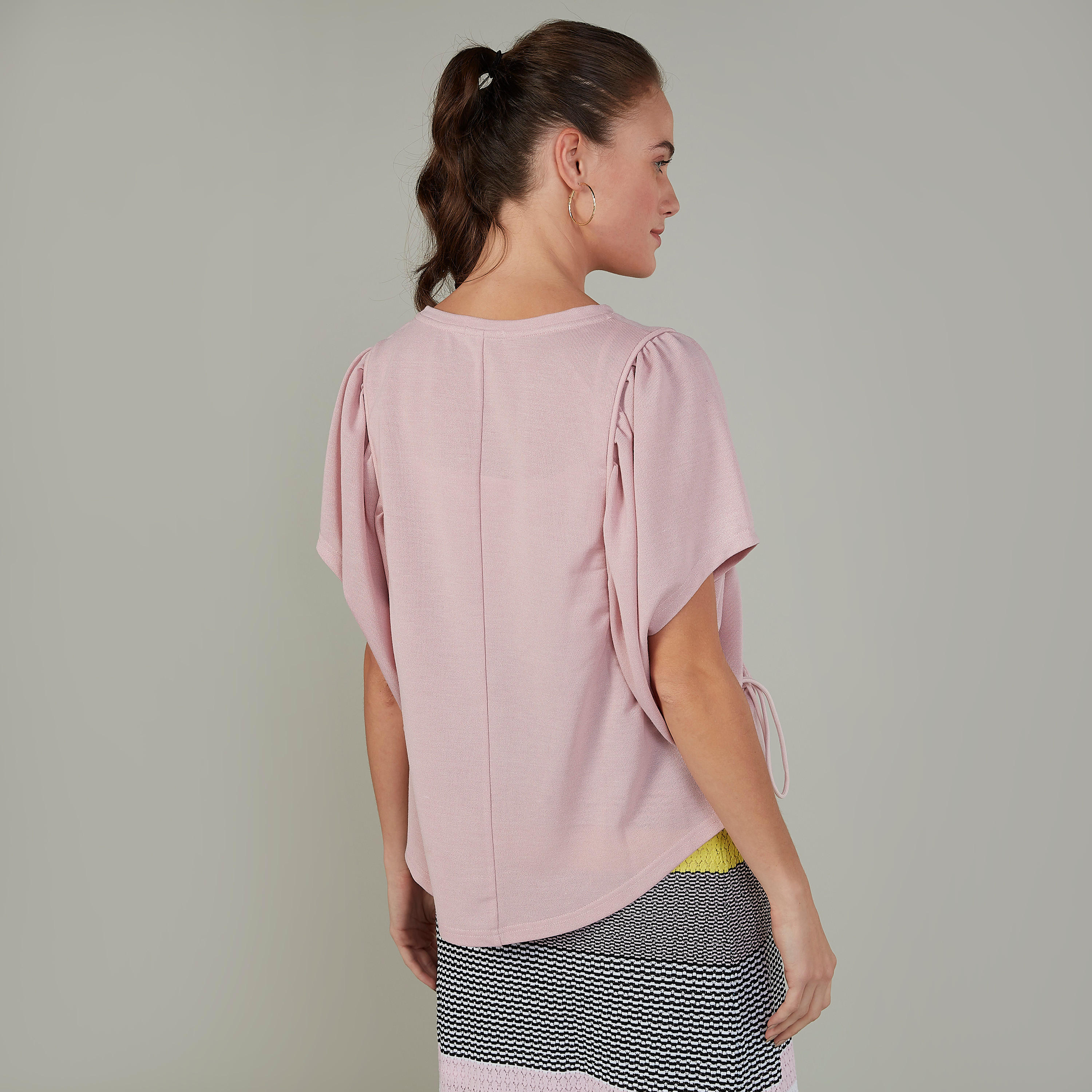 بلوزة مزينة بياقة مستديرة وأكمام واسعة من آيكونيك-women-clothing-shirtsandblouses-blouses-image-4