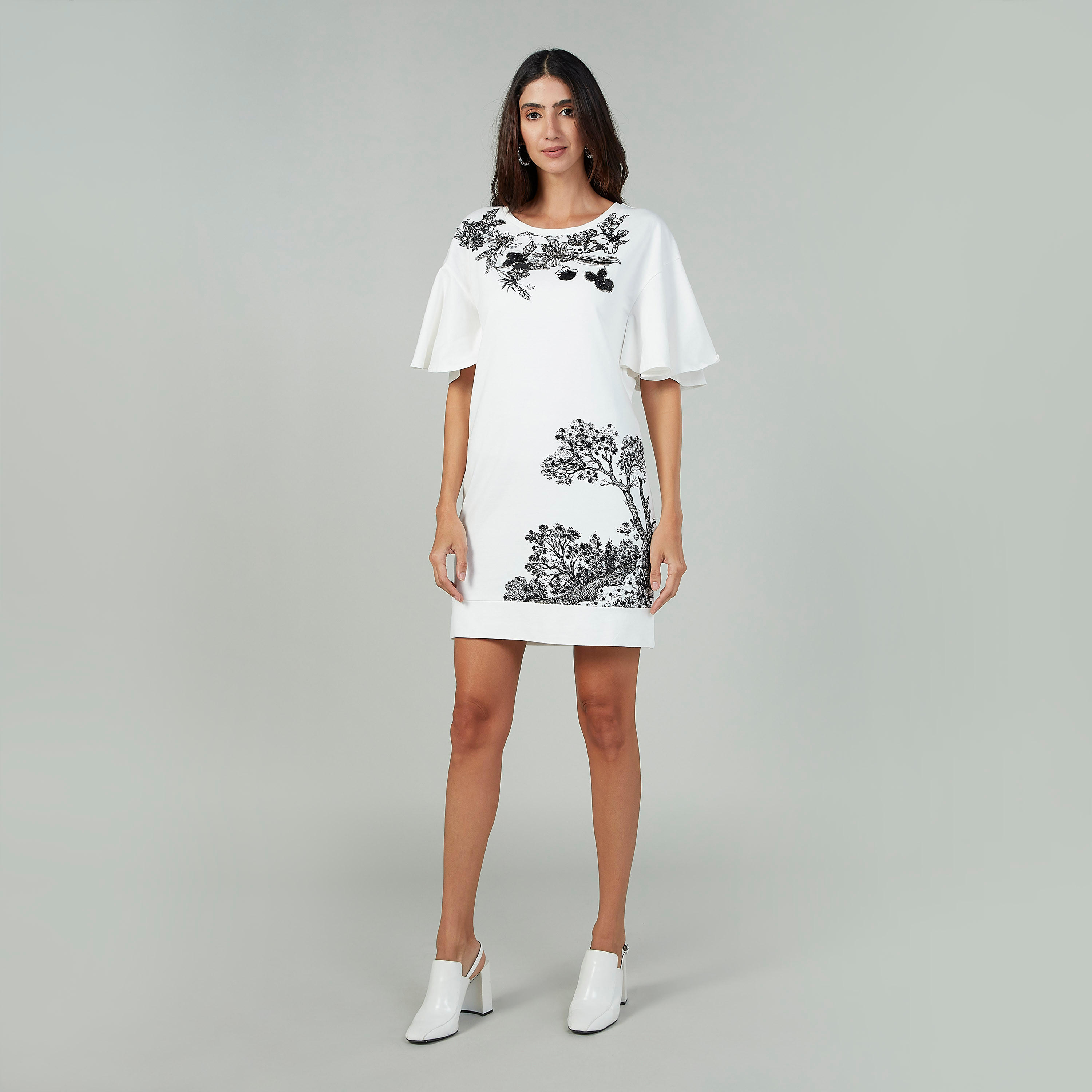 فستان متوسط الطول بياقة مستديرة وأكمام واسعة وطبعات من آيكونيك-women-clothing-dresses-image-1