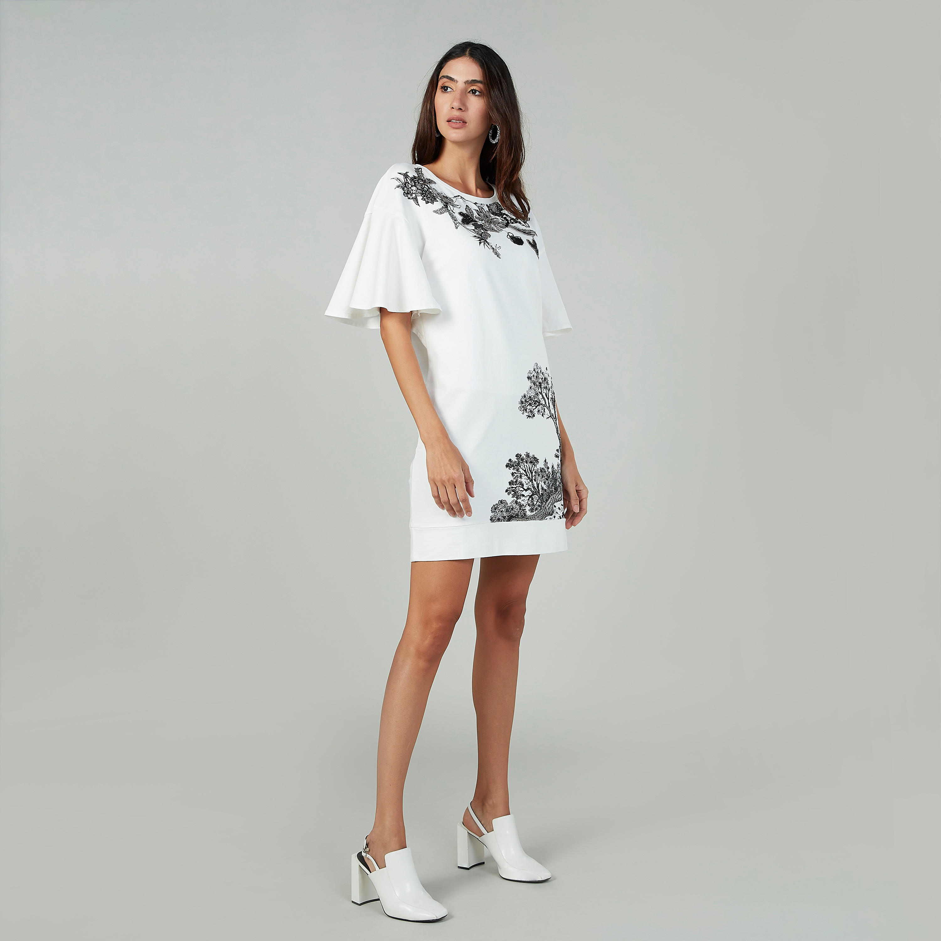 فستان متوسط الطول بياقة مستديرة وأكمام واسعة وطبعات من آيكونيك-women-clothing-dresses-image-2
