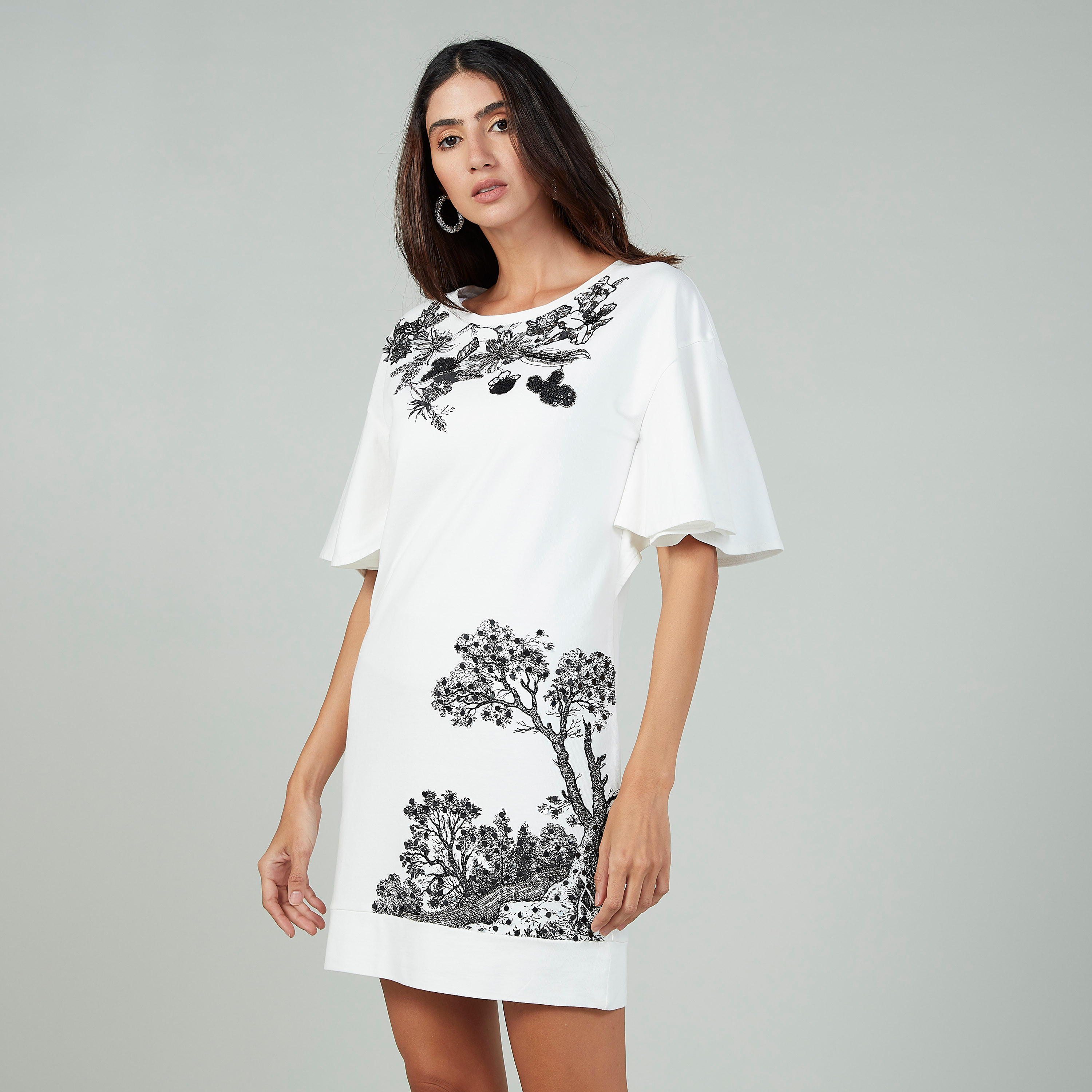 فستان متوسط الطول بياقة مستديرة وأكمام واسعة وطبعات من آيكونيك-women-clothing-dresses-image-3