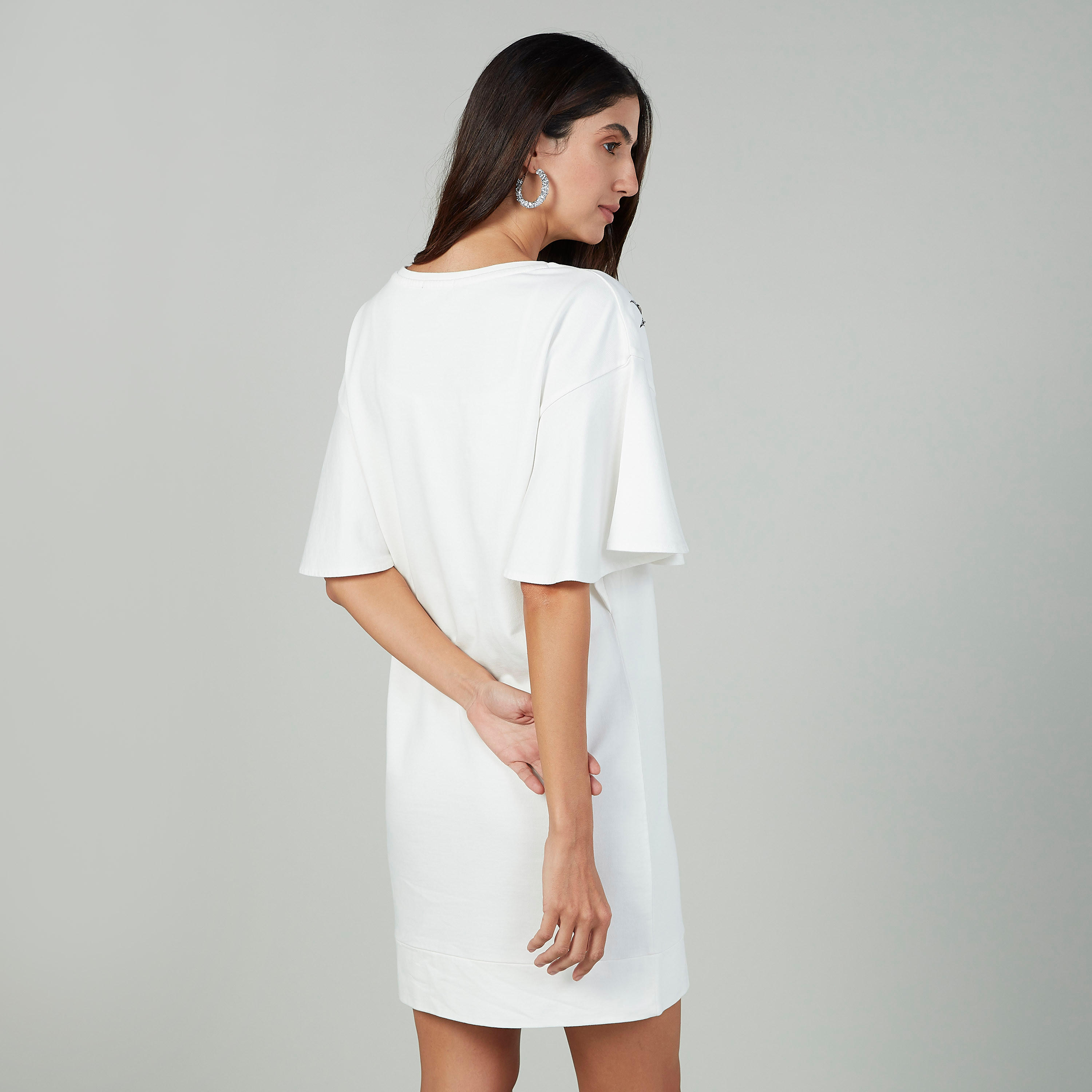 فستان متوسط الطول بياقة مستديرة وأكمام واسعة وطبعات من آيكونيك-women-clothing-dresses-image-4