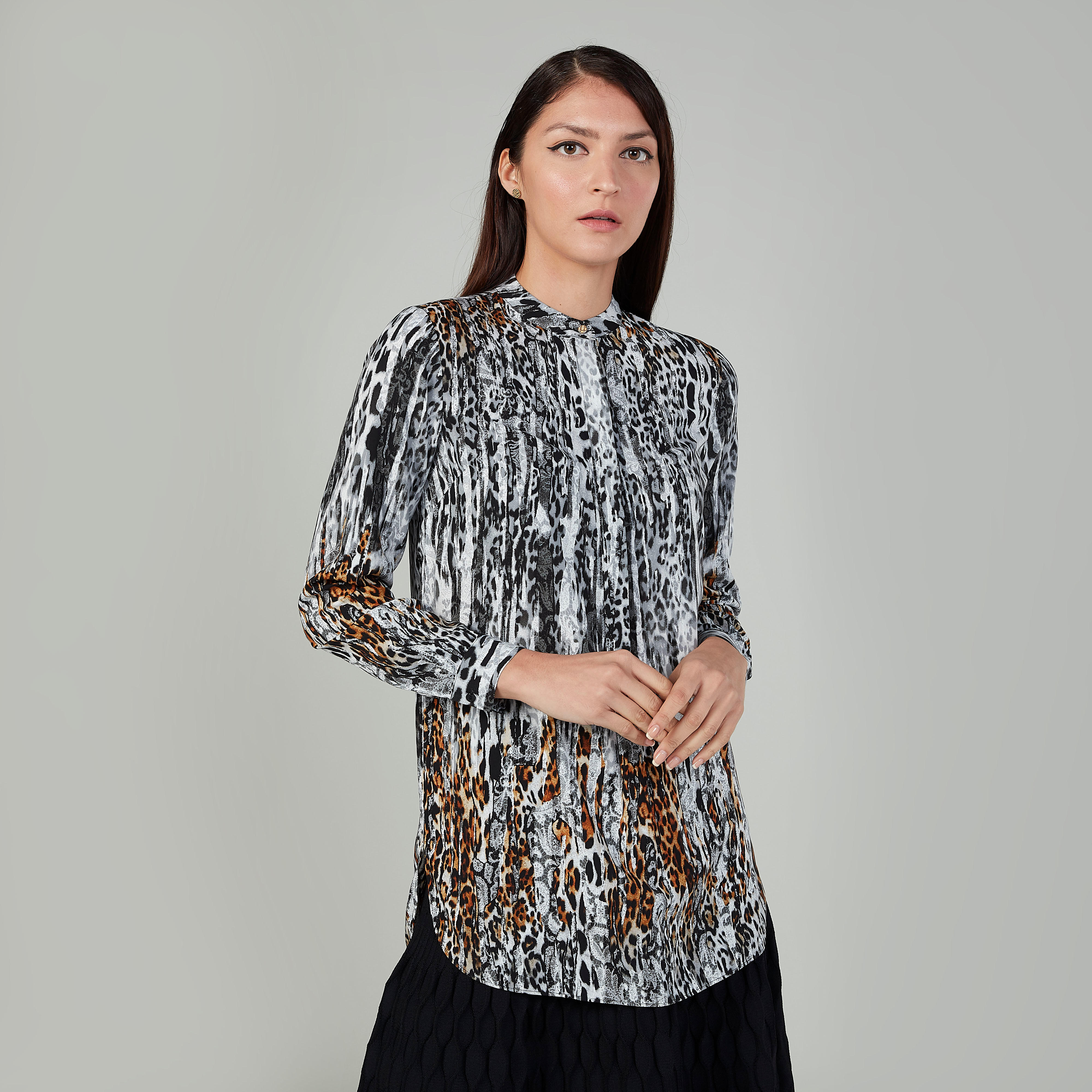 بلوزة بياقة ماندارين وأكمام طويلة وطبعات حيوانات من آيكونيك-women-clothing-shirtsandblouses-blouses-image-1