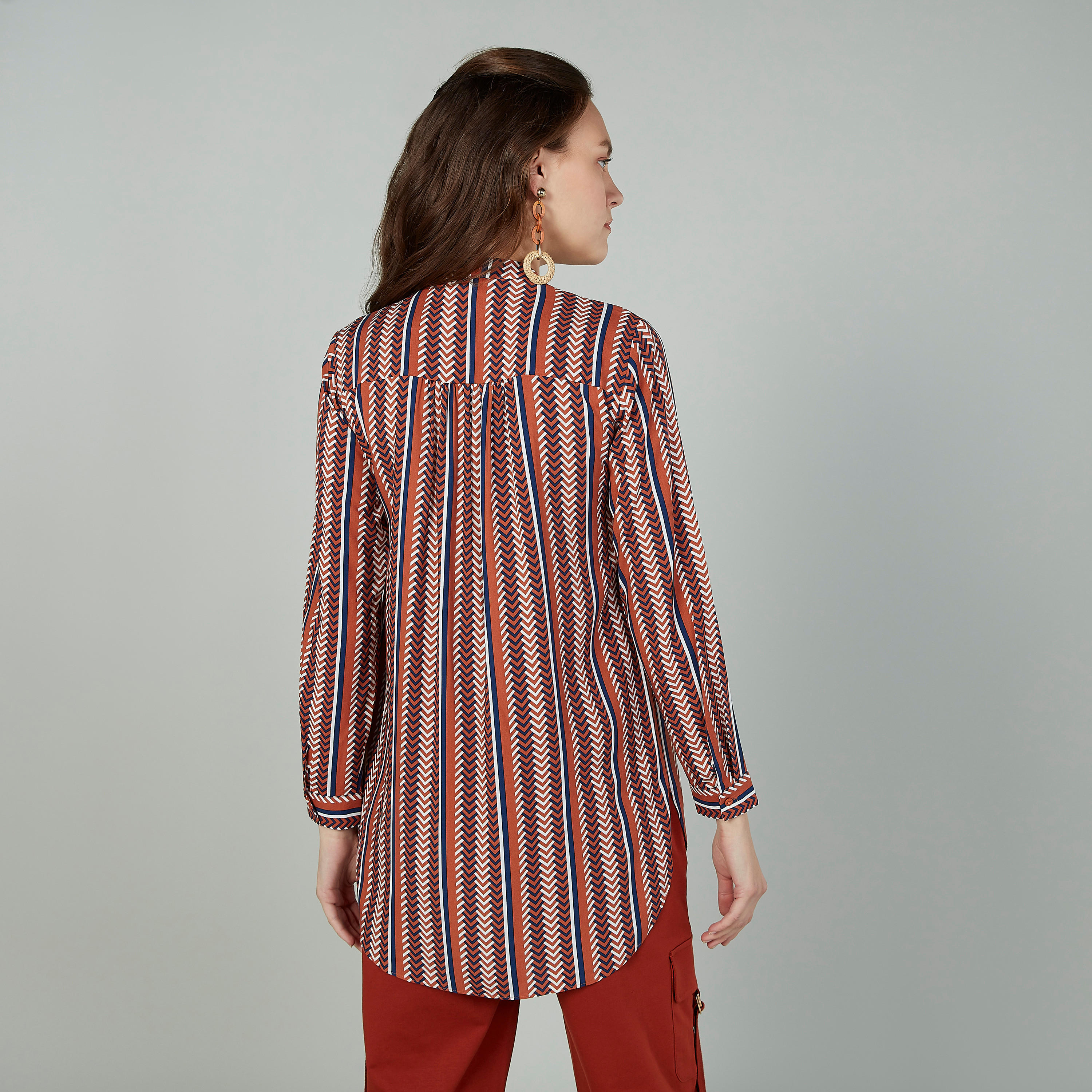 بلوزة كاروهات بأكمام طويلة وياقة عادية من آيكونيك-women-clothing-shirtsandblouses-blouses-image-4