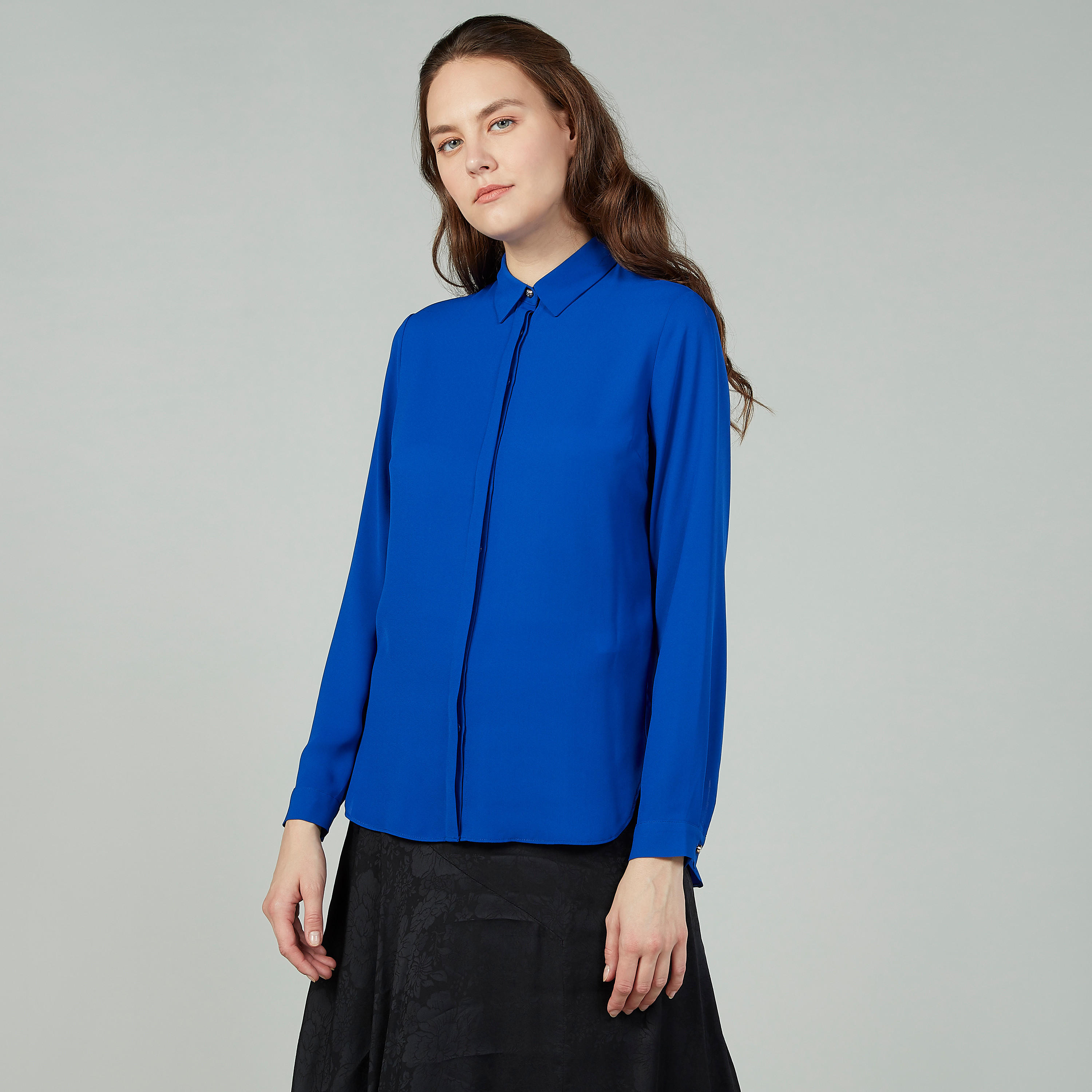 قميص سادة بياقة عاديّة وأكمام طويلة من ايكونيك-women-clothing-shirtsandblouses-shirts-image-1