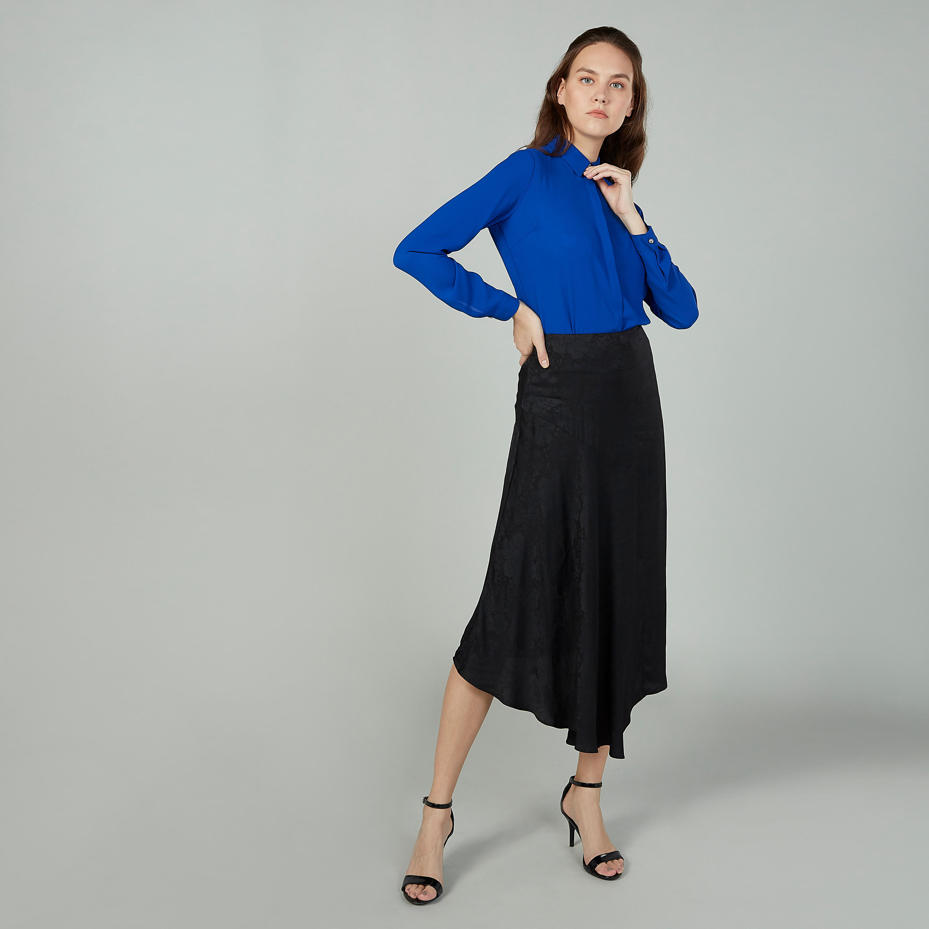 قميص سادة بياقة عاديّة وأكمام طويلة من ايكونيك-women-clothing-shirtsandblouses-shirts-image-2