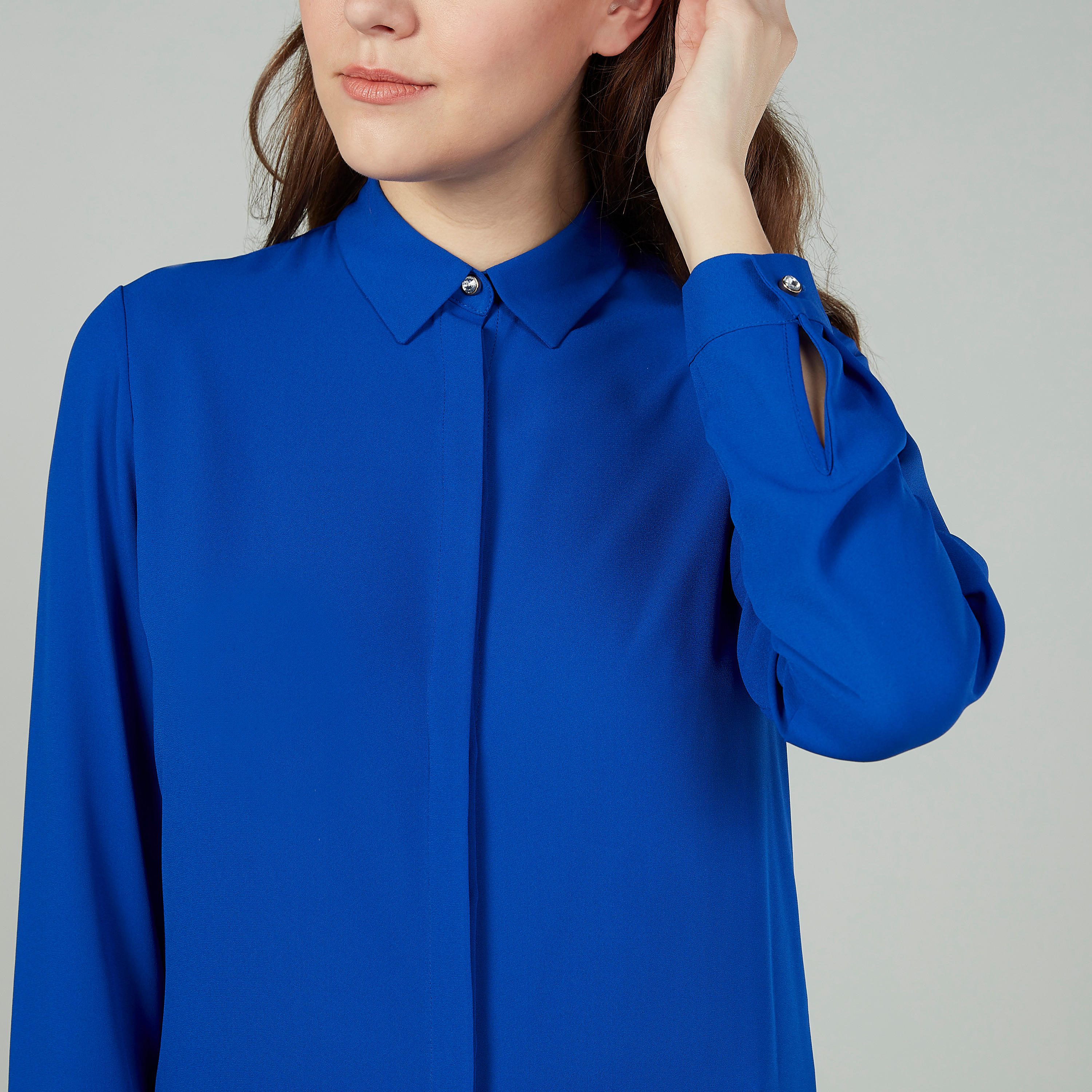 قميص سادة بياقة عاديّة وأكمام طويلة من ايكونيك-women-clothing-shirtsandblouses-shirts-image-3