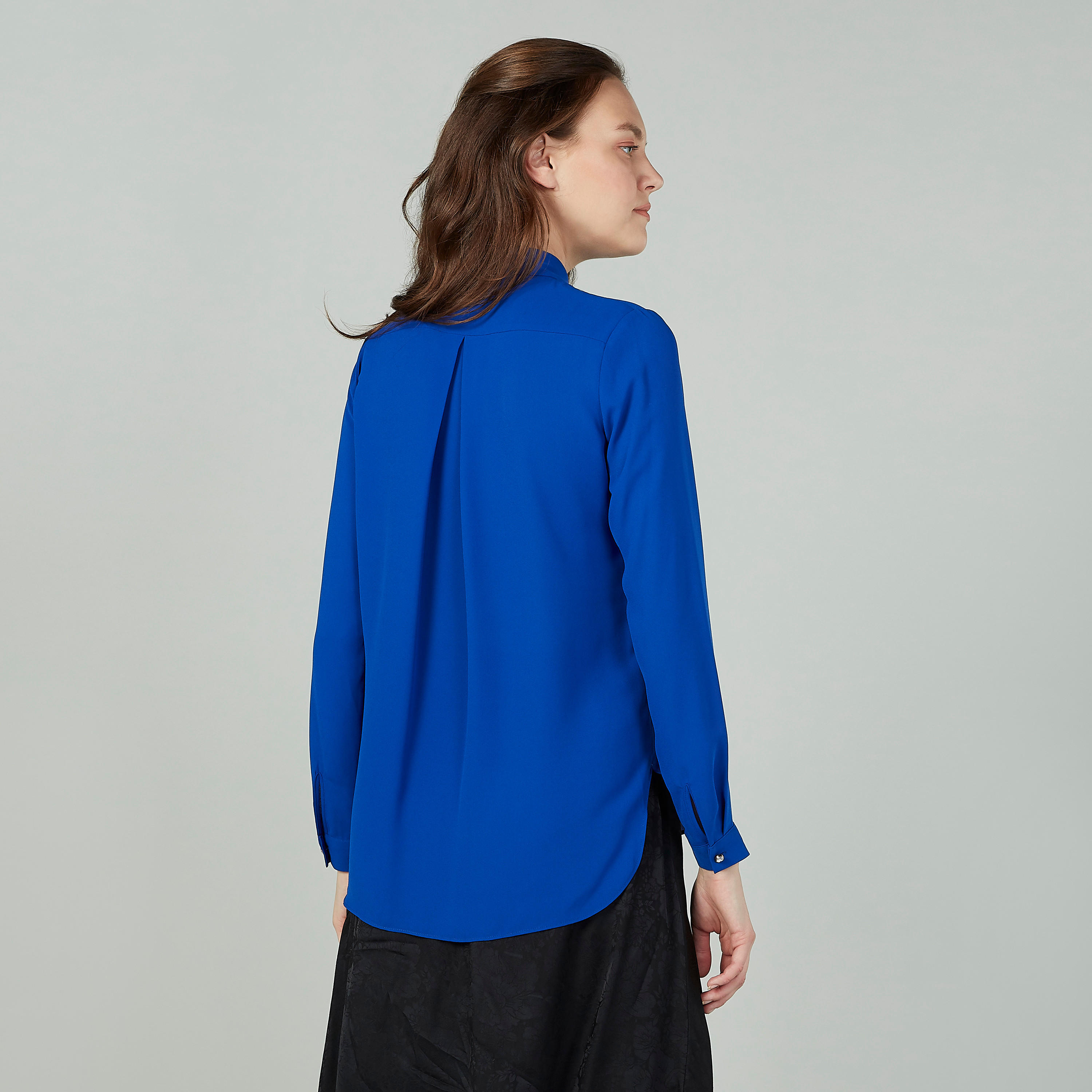 قميص سادة بياقة عاديّة وأكمام طويلة من ايكونيك-women-clothing-shirtsandblouses-shirts-image-4