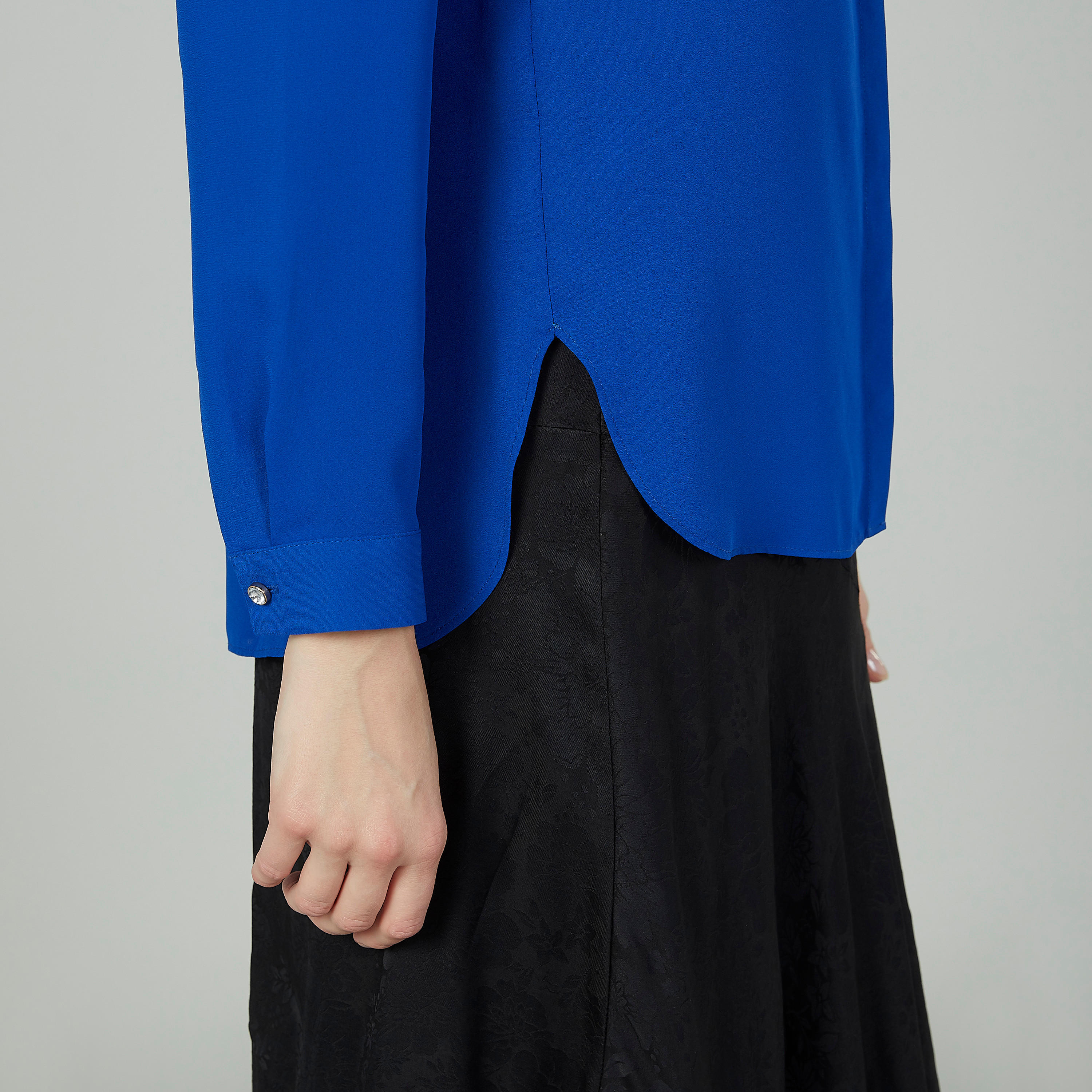 قميص سادة بياقة عاديّة وأكمام طويلة من ايكونيك-women-clothing-shirtsandblouses-shirts-image-5