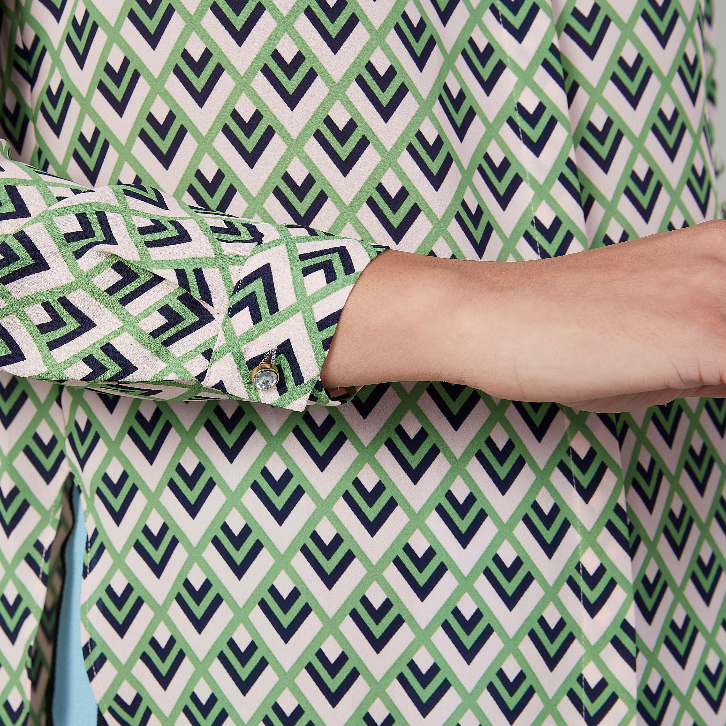 قميص بأكمام طويلة وأزرار مخفية وطبعات من آيكونيك-women-clothing-shirtsandblouses-shirts-image-3