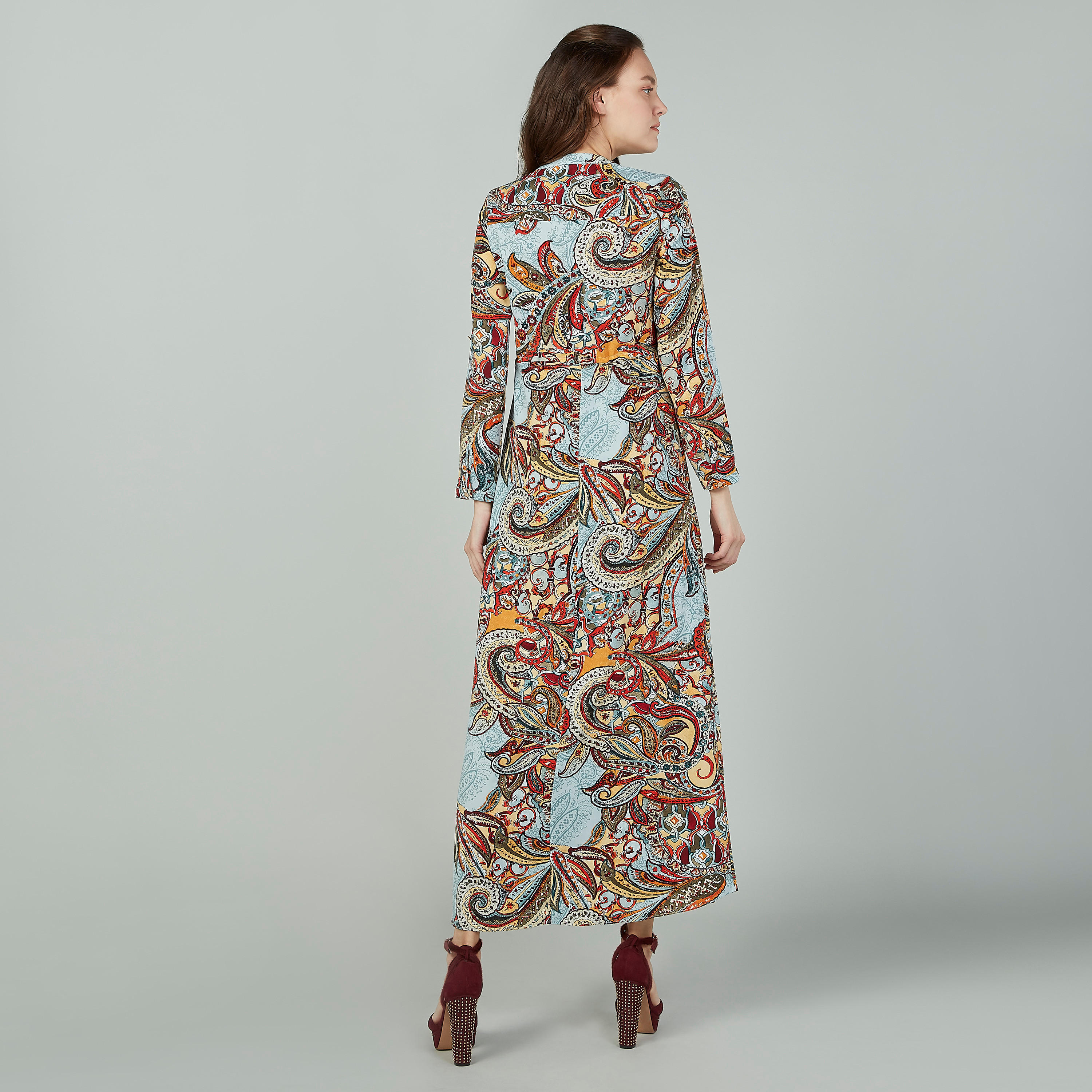 فستان طويل بياقة V وأكمام طويلة وطبعات بيزلي من آيكونيك-women-clothing-dresses-image-2