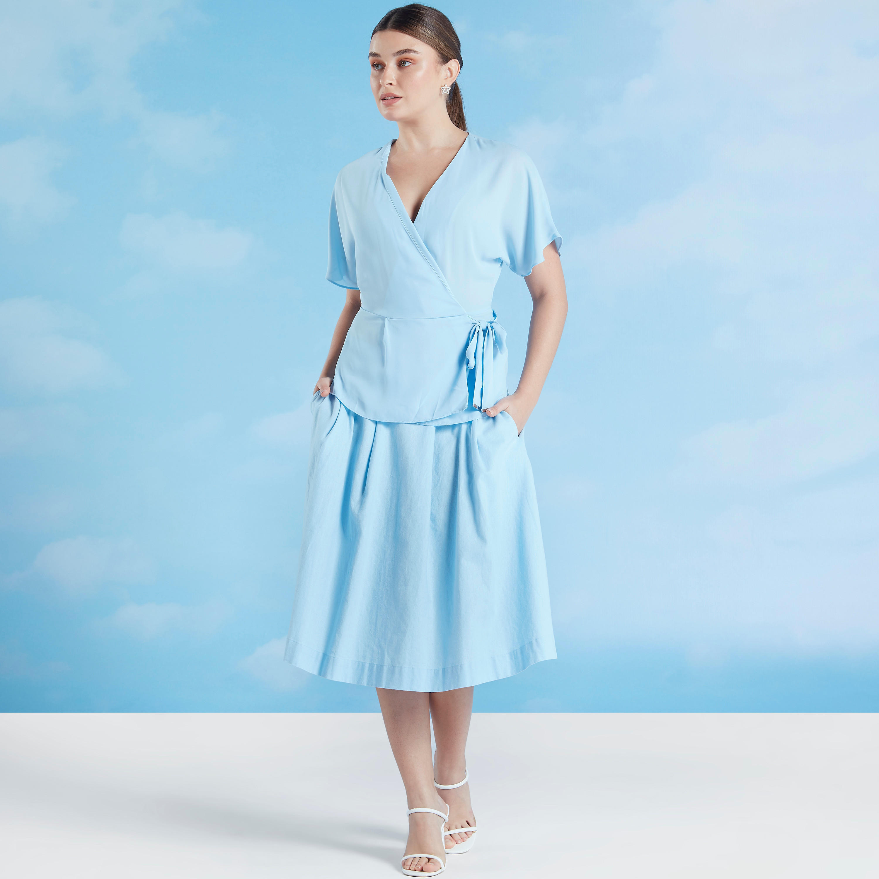 بلوزة ملفوفة سادة بياقة V وأربطة من آيكونيك-women-clothing-shirtsandblouses-blouses-image-4
