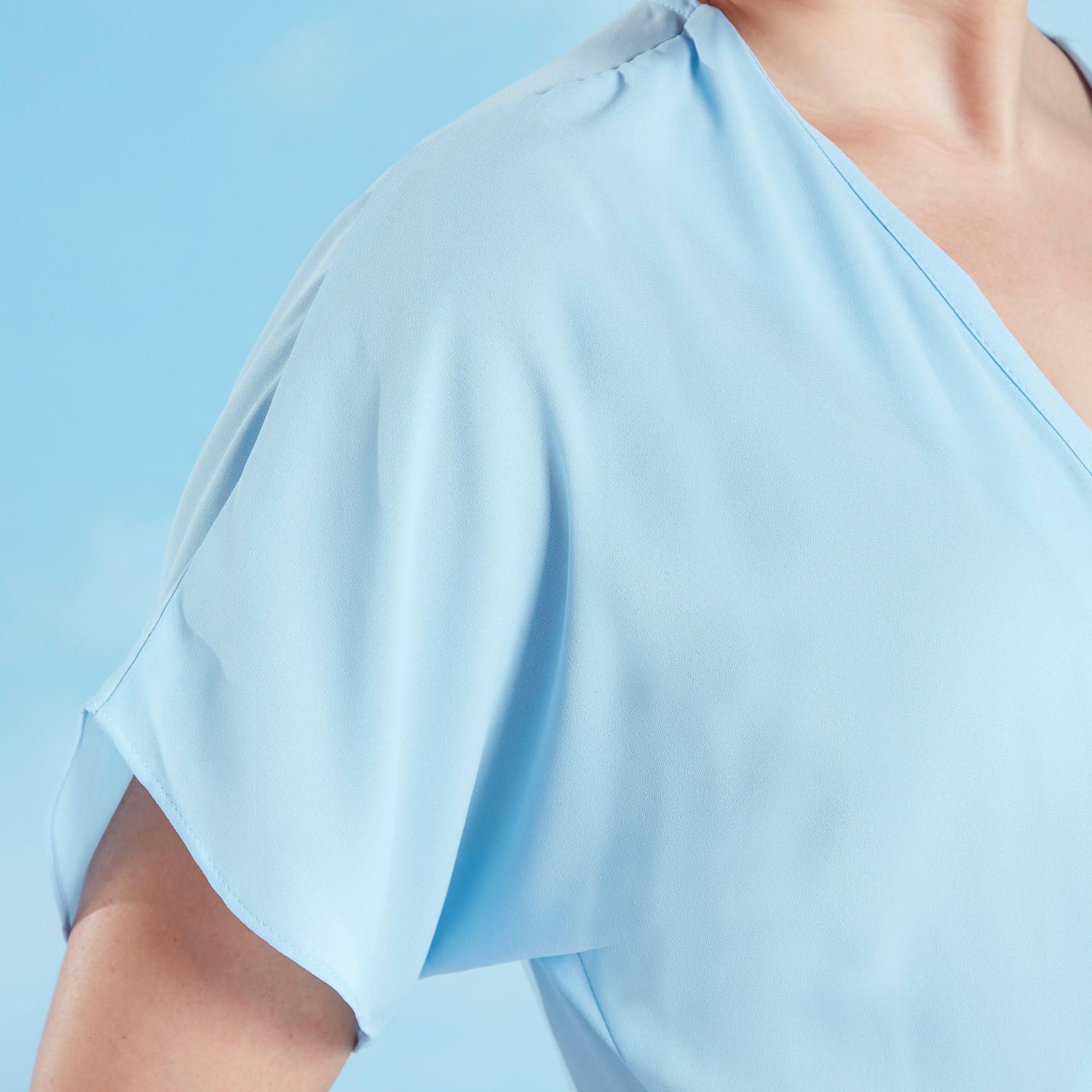 بلوزة ملفوفة سادة بياقة V وأربطة من آيكونيك-women-clothing-shirtsandblouses-blouses-image-2