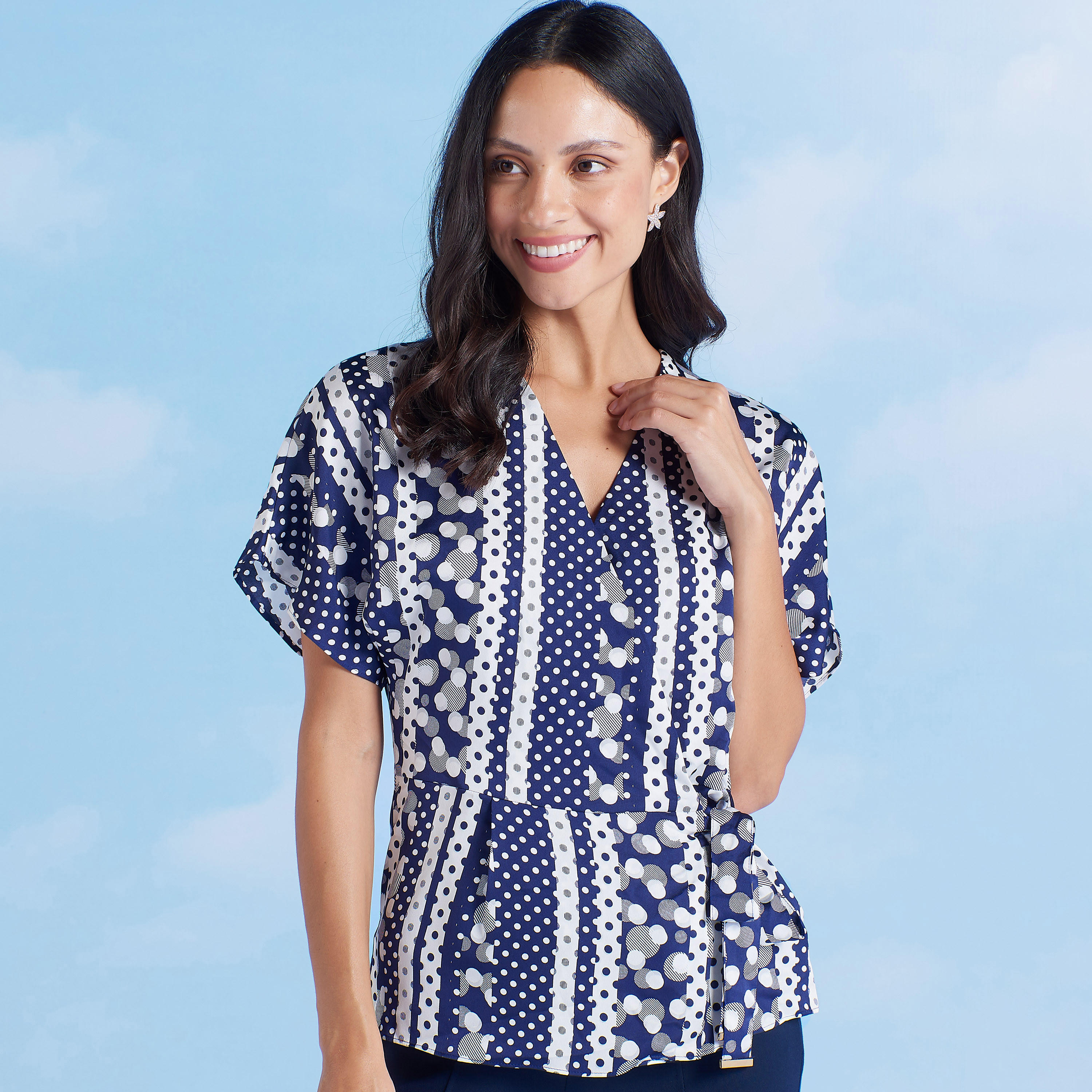 بلوزة بياقة V وأكمام قصيرة وطبعات من آيكونيك-women-clothing-shirtsandblouses-blouses-image-5