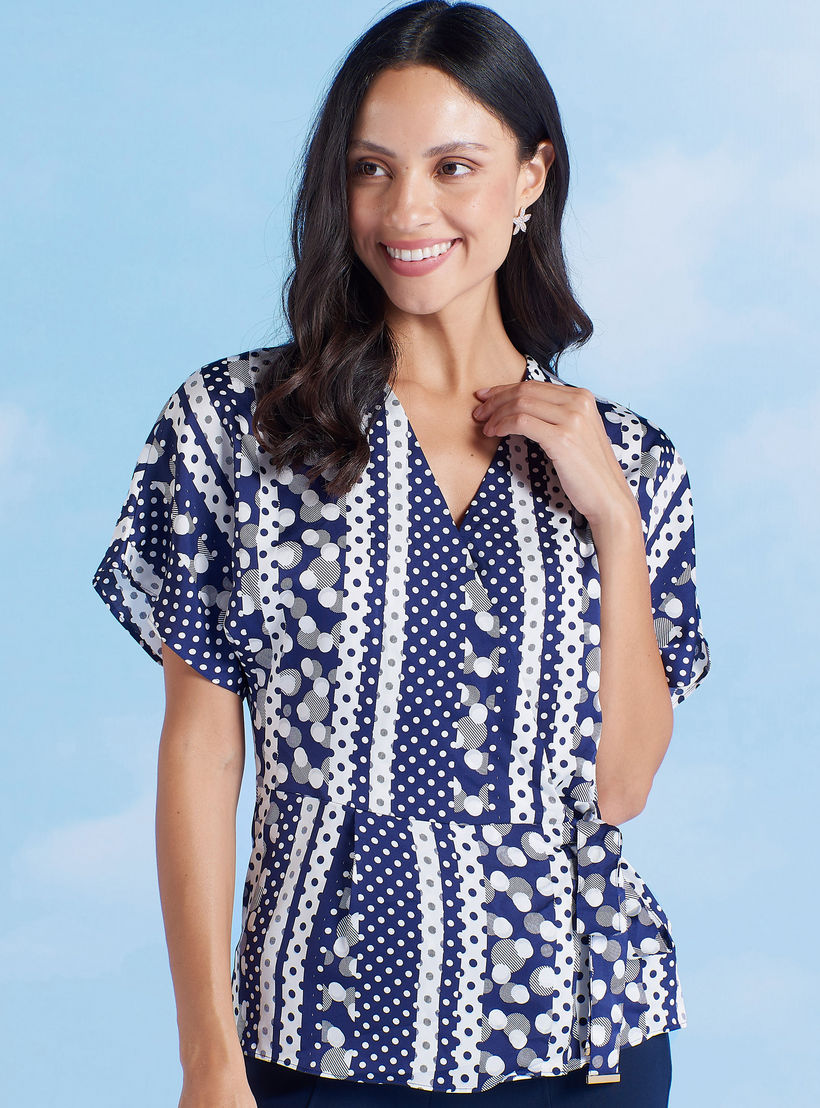 بلوزة بياقة V وأكمام قصيرة وطبعات من آيكونيك-women-clothing-shirtsandblouses-blouses-image-5
