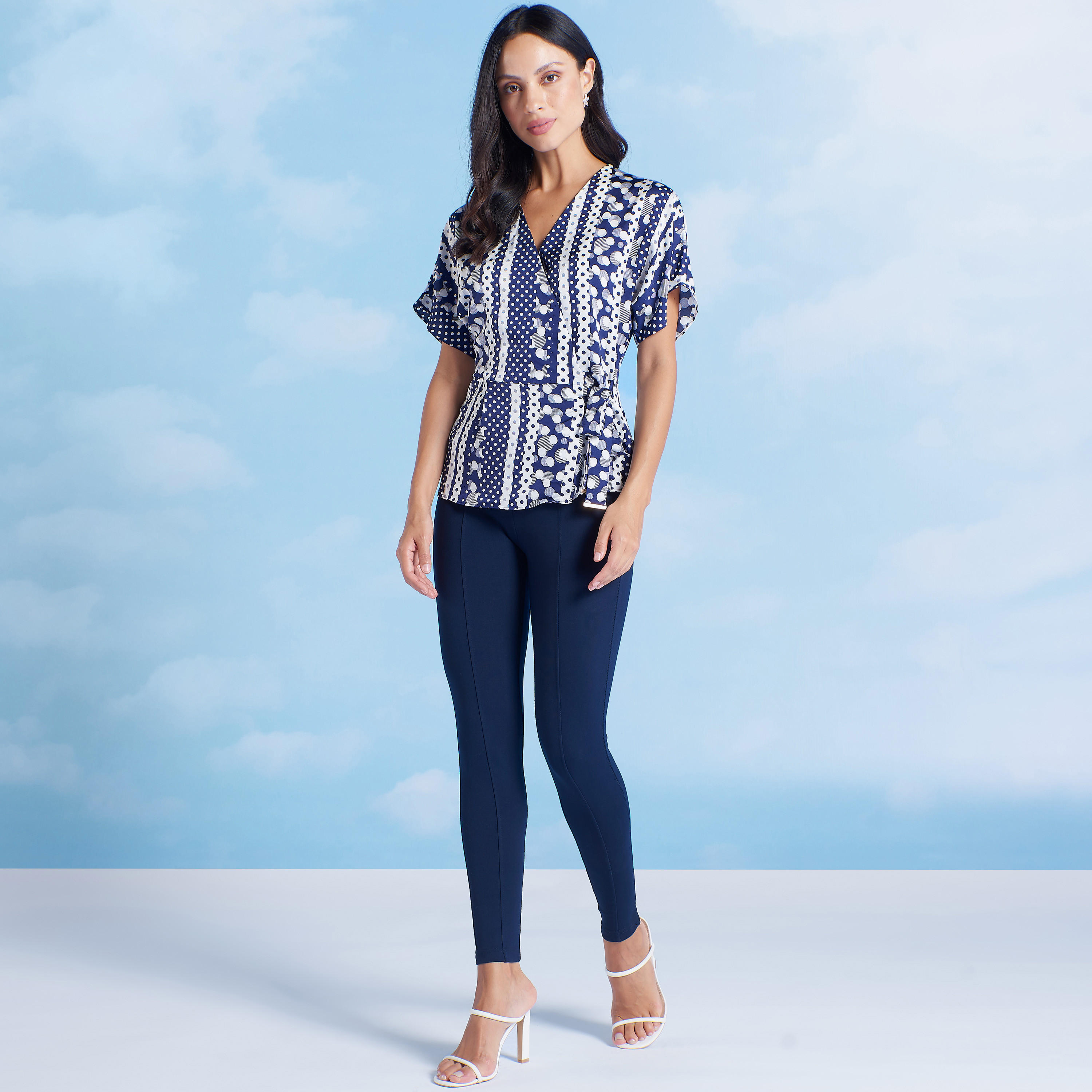 بلوزة بياقة V وأكمام قصيرة وطبعات من آيكونيك-women-clothing-shirtsandblouses-blouses-image-4