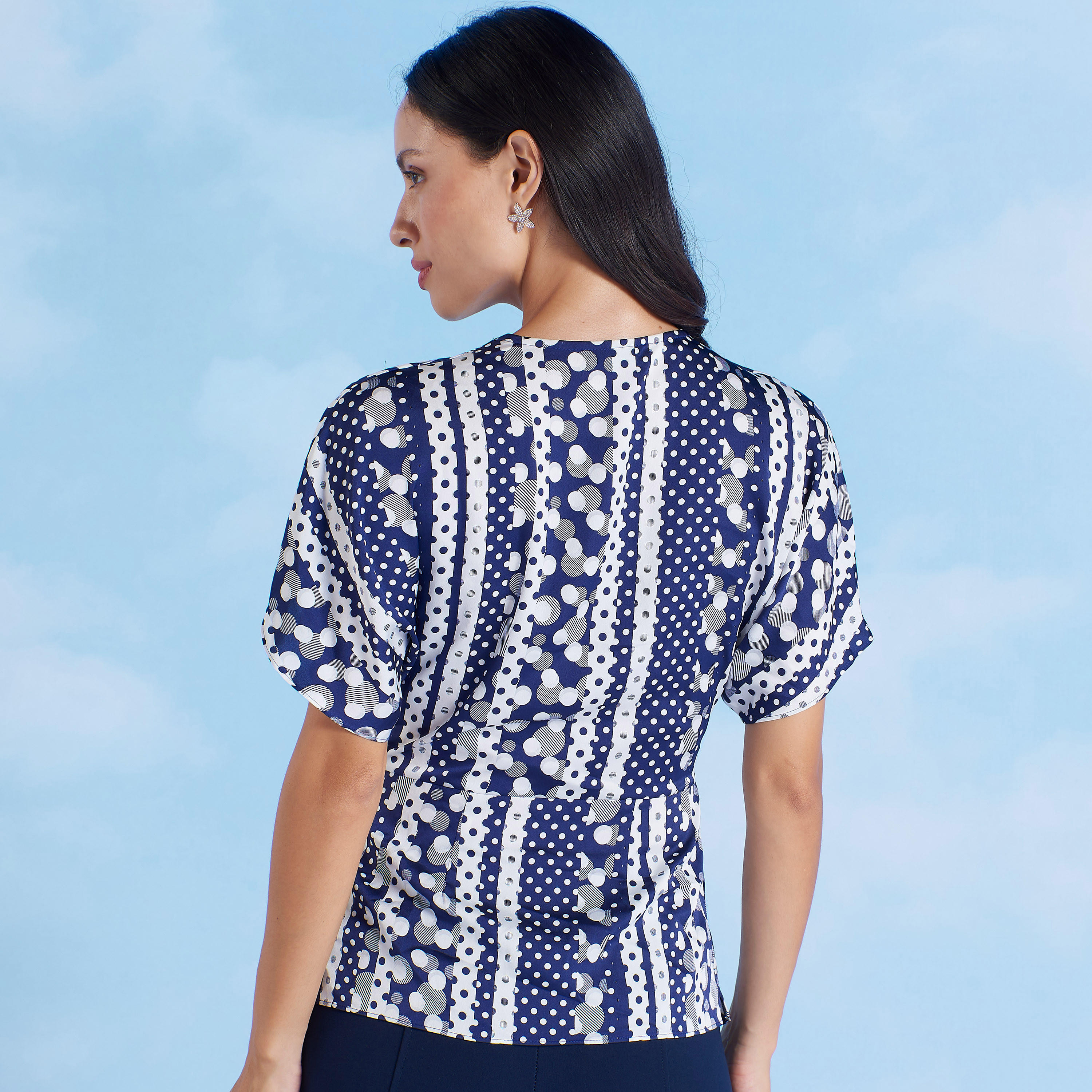 بلوزة بياقة V وأكمام قصيرة وطبعات من آيكونيك-women-clothing-shirtsandblouses-blouses-image-1