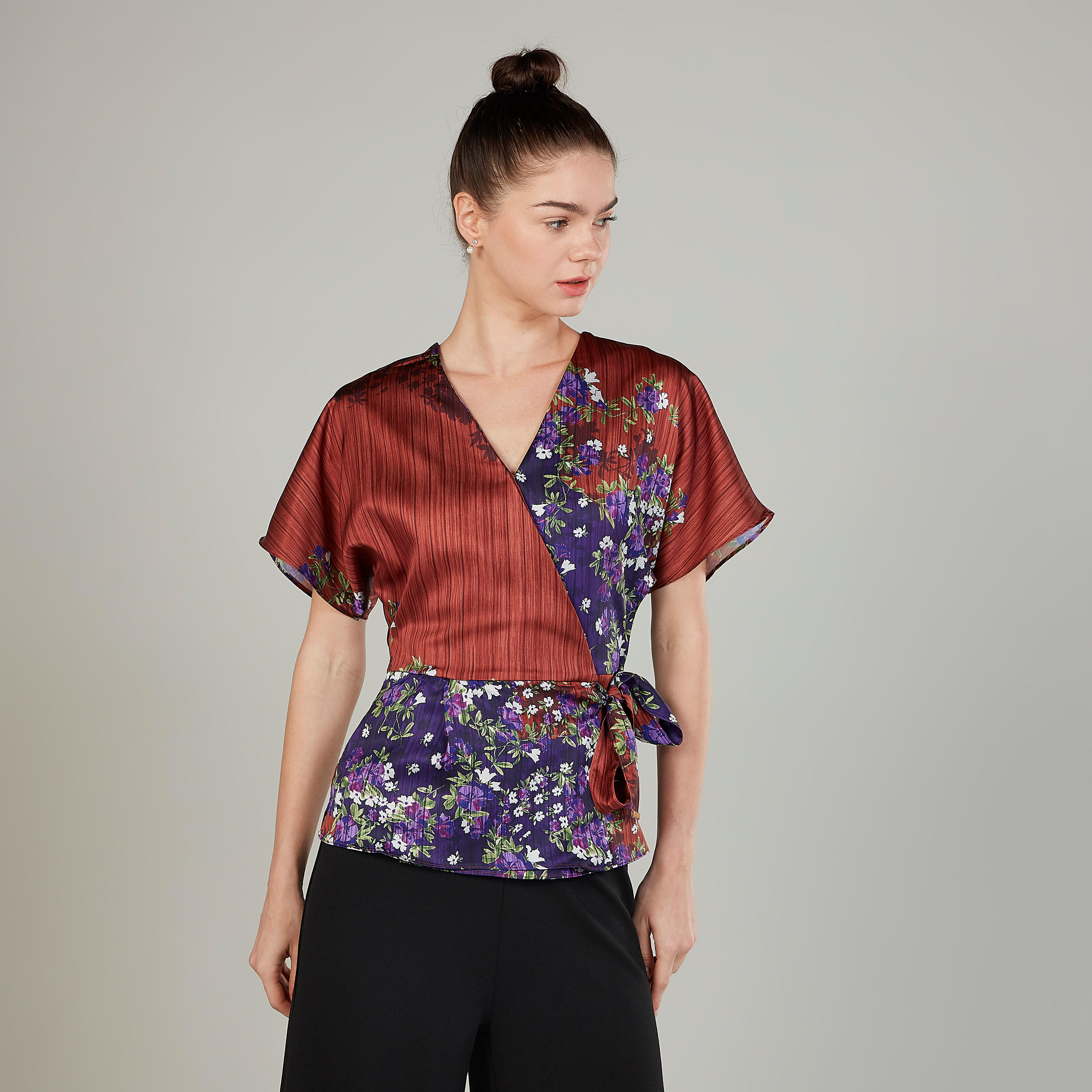 بلوزة بأكمام قصيرة وأربطة وطبعات من آيكونيك-women-clothing-shirtsandblouses-blouses-image-1