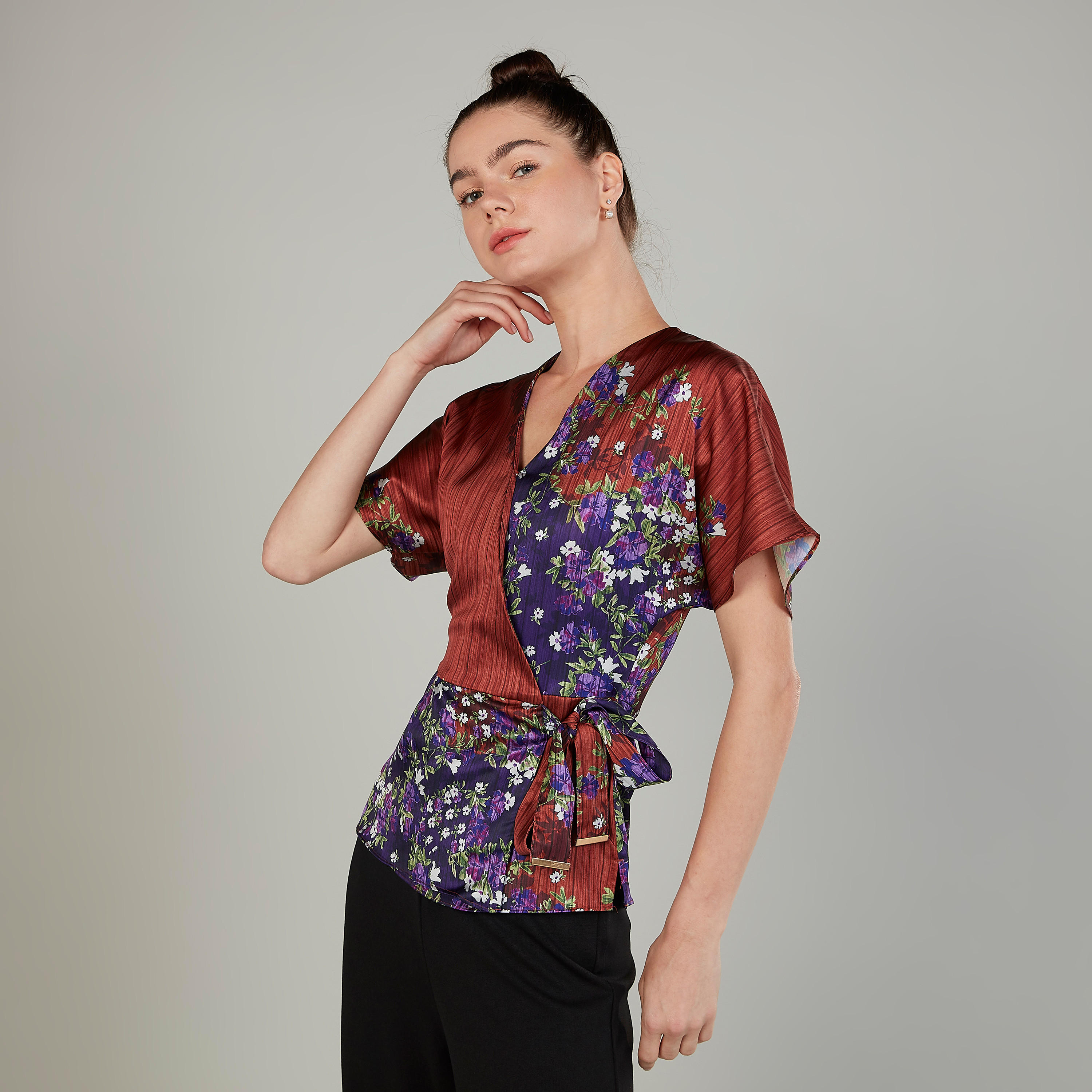 بلوزة بأكمام قصيرة وأربطة وطبعات من آيكونيك-women-clothing-shirtsandblouses-blouses-image-3