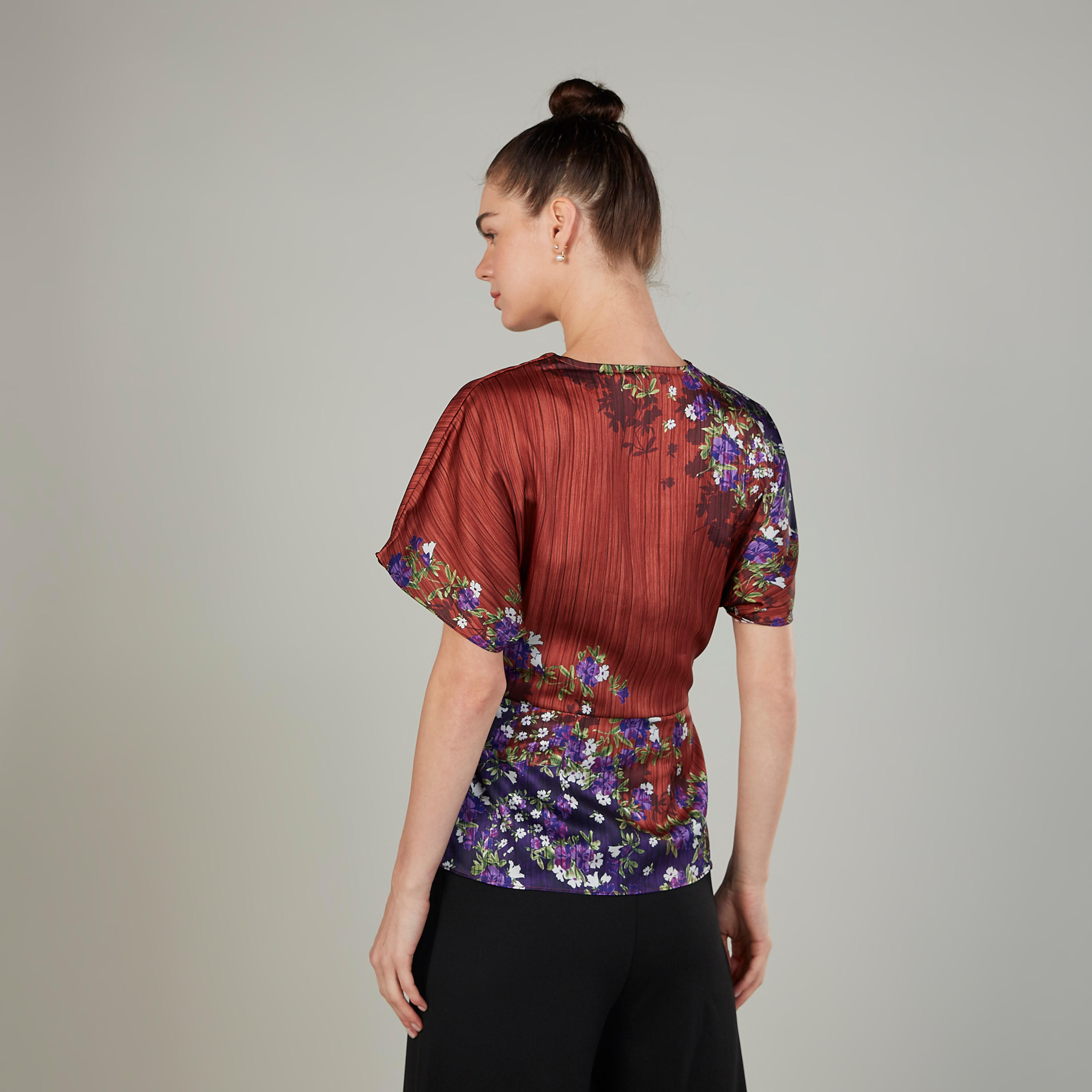بلوزة بأكمام قصيرة وأربطة وطبعات من آيكونيك-women-clothing-shirtsandblouses-blouses-image-4