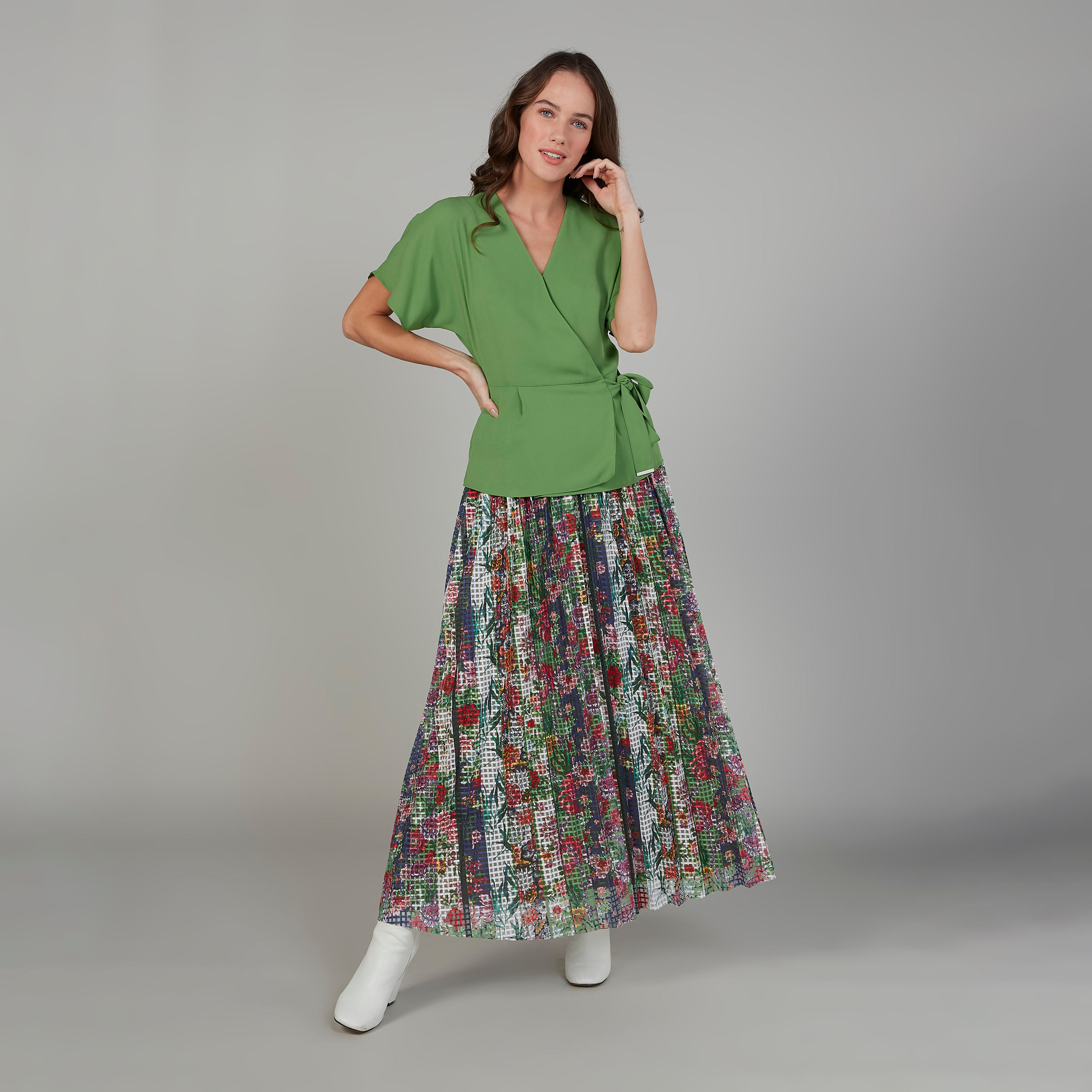 بلوزة ملفوفة بياقة V وأكمام قصيرة من آيكونيك-women-clothing-shirtsandblouses-blouses-image-4