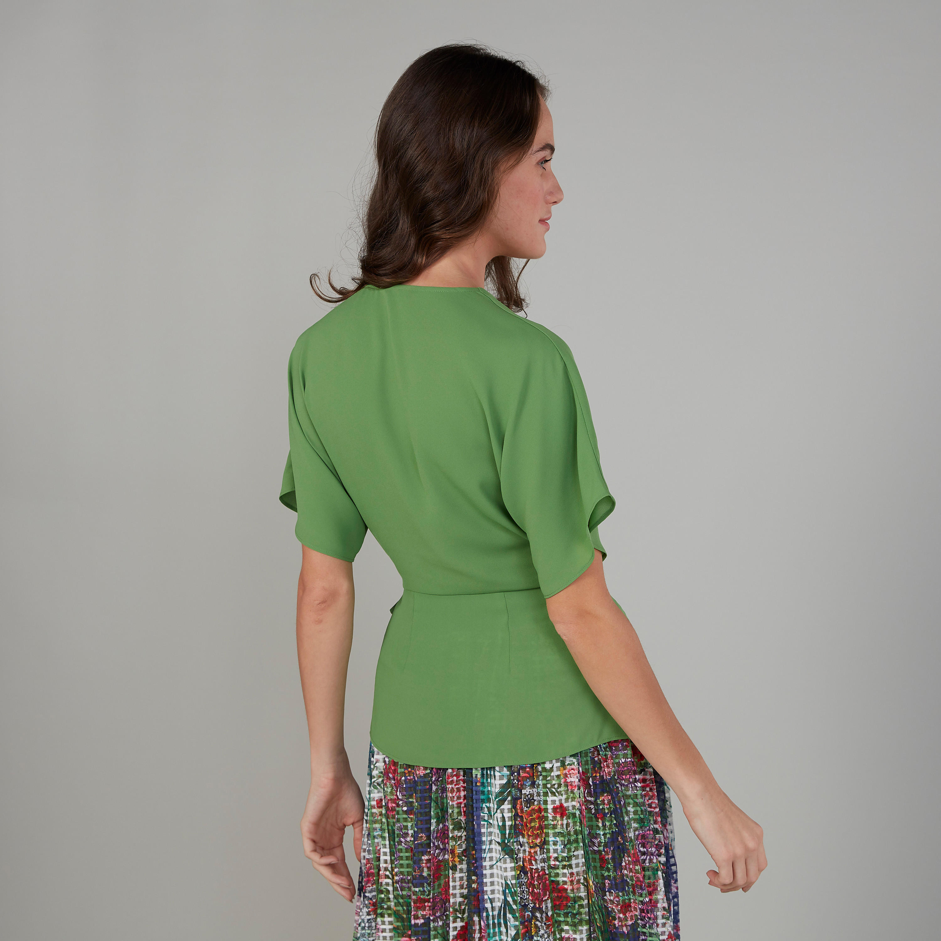 بلوزة ملفوفة بياقة V وأكمام قصيرة من آيكونيك-women-clothing-shirtsandblouses-blouses-image-2
