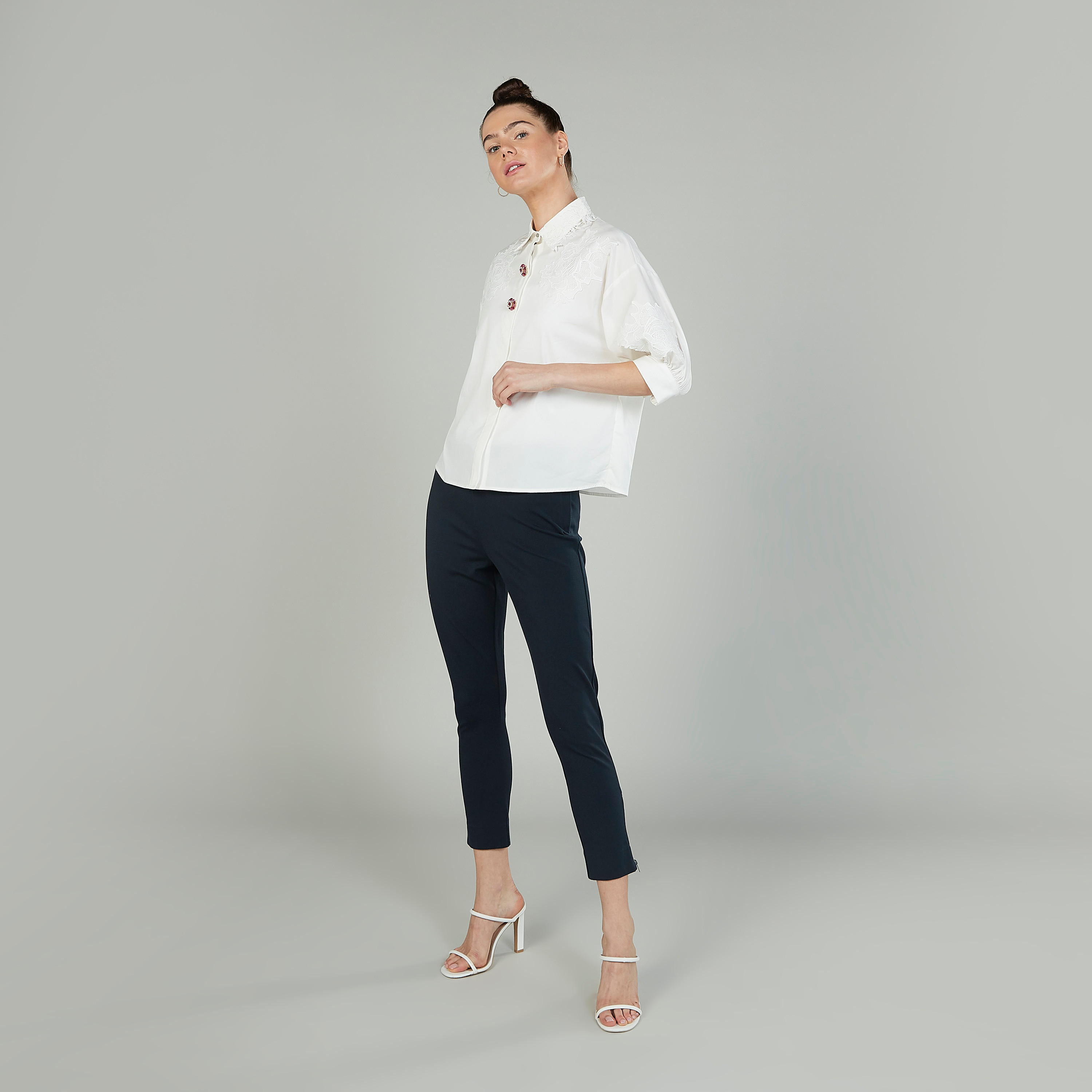 بلوزة بارزة الملمس بياقة عاديّة وأكمام قصيرة من آيكونيك-women-clothing-shirtsandblouses-blouses-image-2