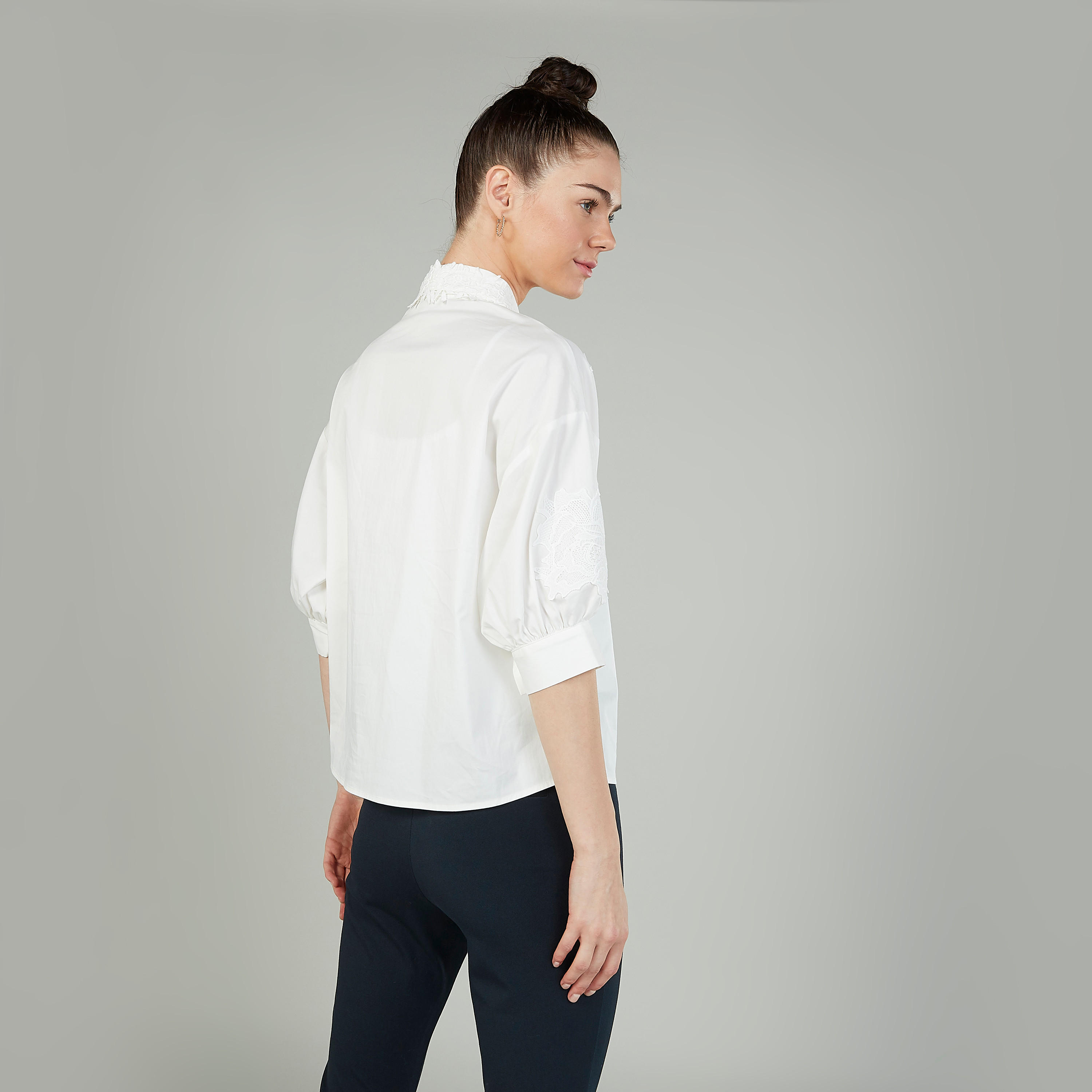 بلوزة بارزة الملمس بياقة عاديّة وأكمام قصيرة من آيكونيك-women-clothing-shirtsandblouses-blouses-image-4