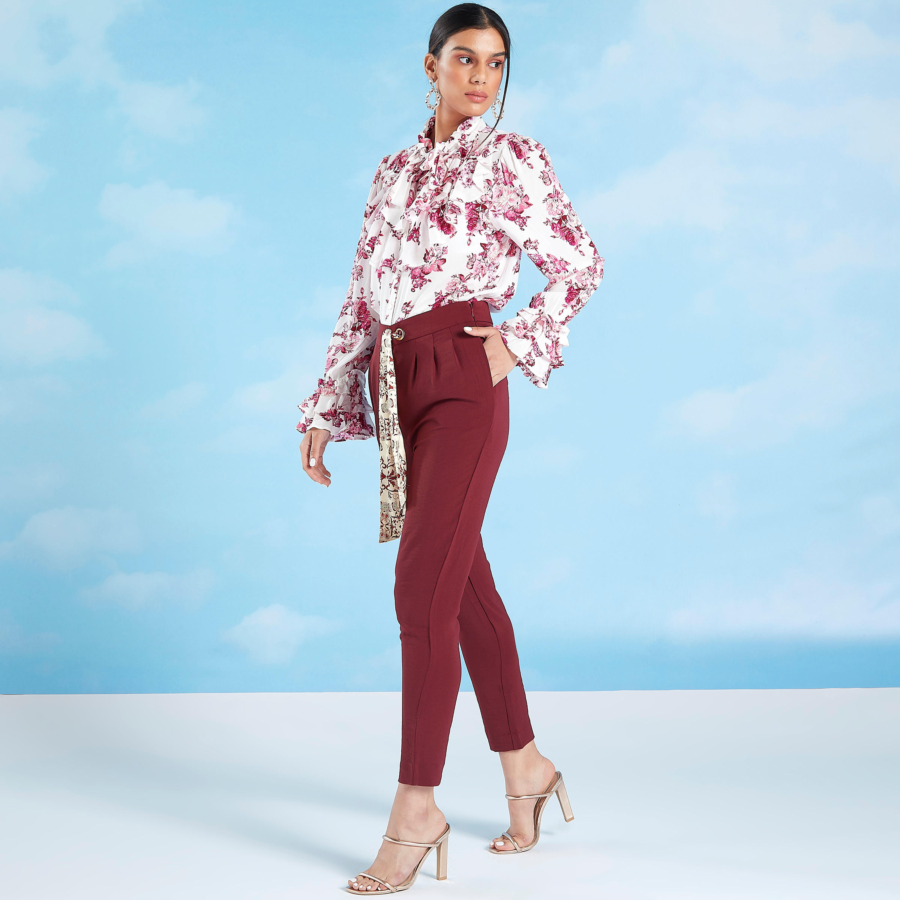 بلوزة بأكمام واسعة وطبعات زهرية وربطة عنق من أيكونيك-women-clothing-shirtsandblouses-blouses-image-2
