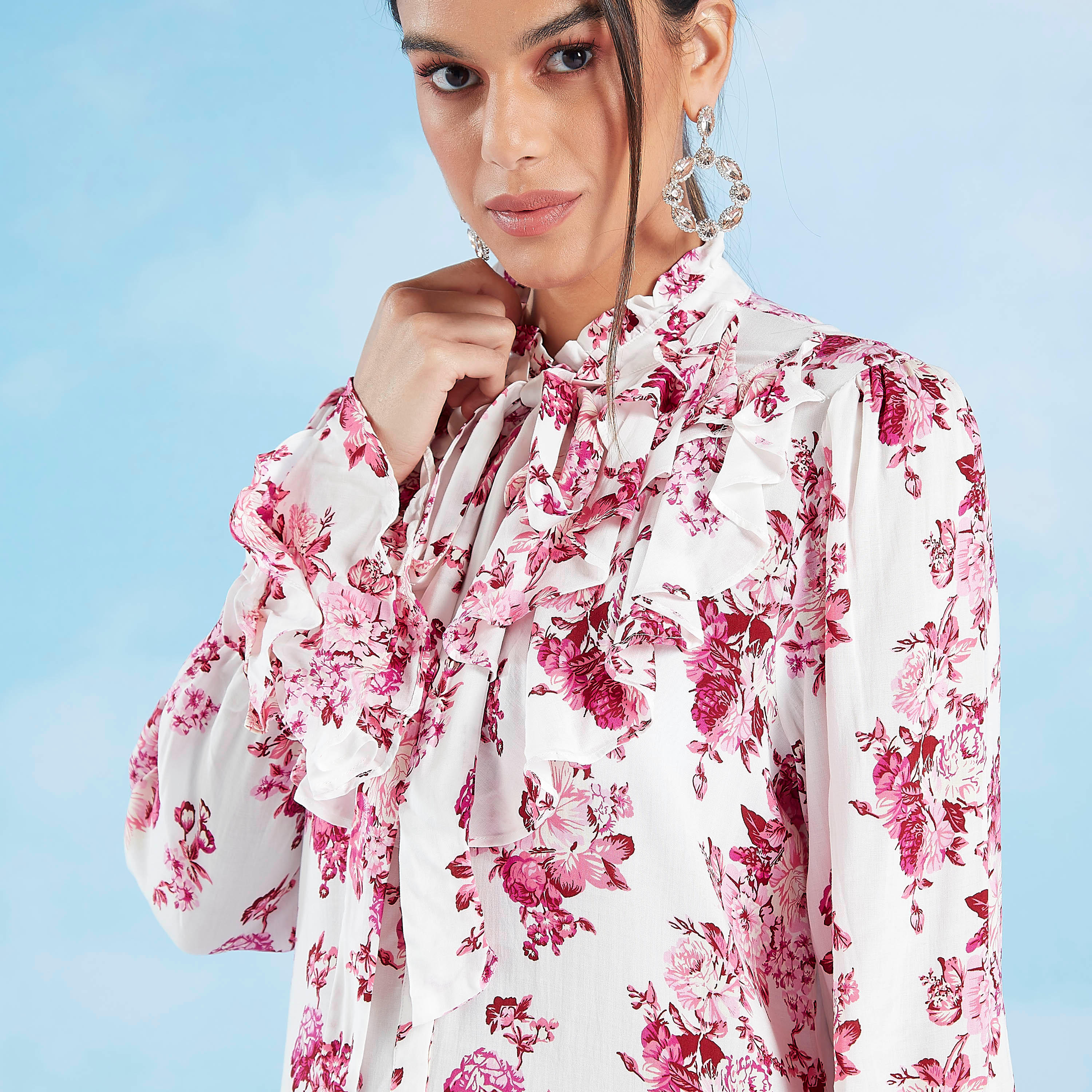 بلوزة بأكمام واسعة وطبعات زهرية وربطة عنق من أيكونيك-women-clothing-shirtsandblouses-blouses-image-3