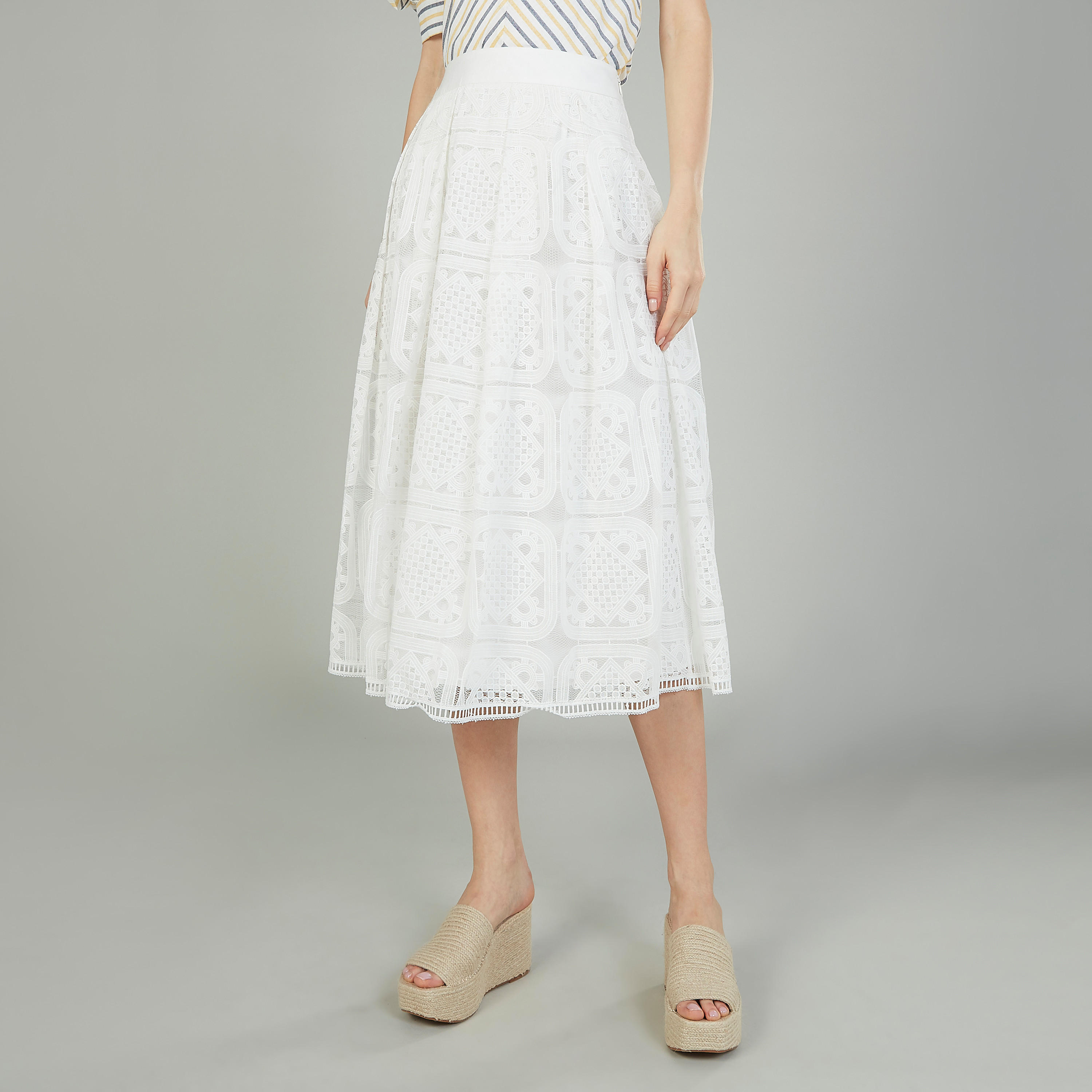 تنورة إيه لاين متوسطة الطول بخصر مطّاطي وتفاصيل دانتيل من بوسيني-women-clothing-bottoms-skirts-image-1