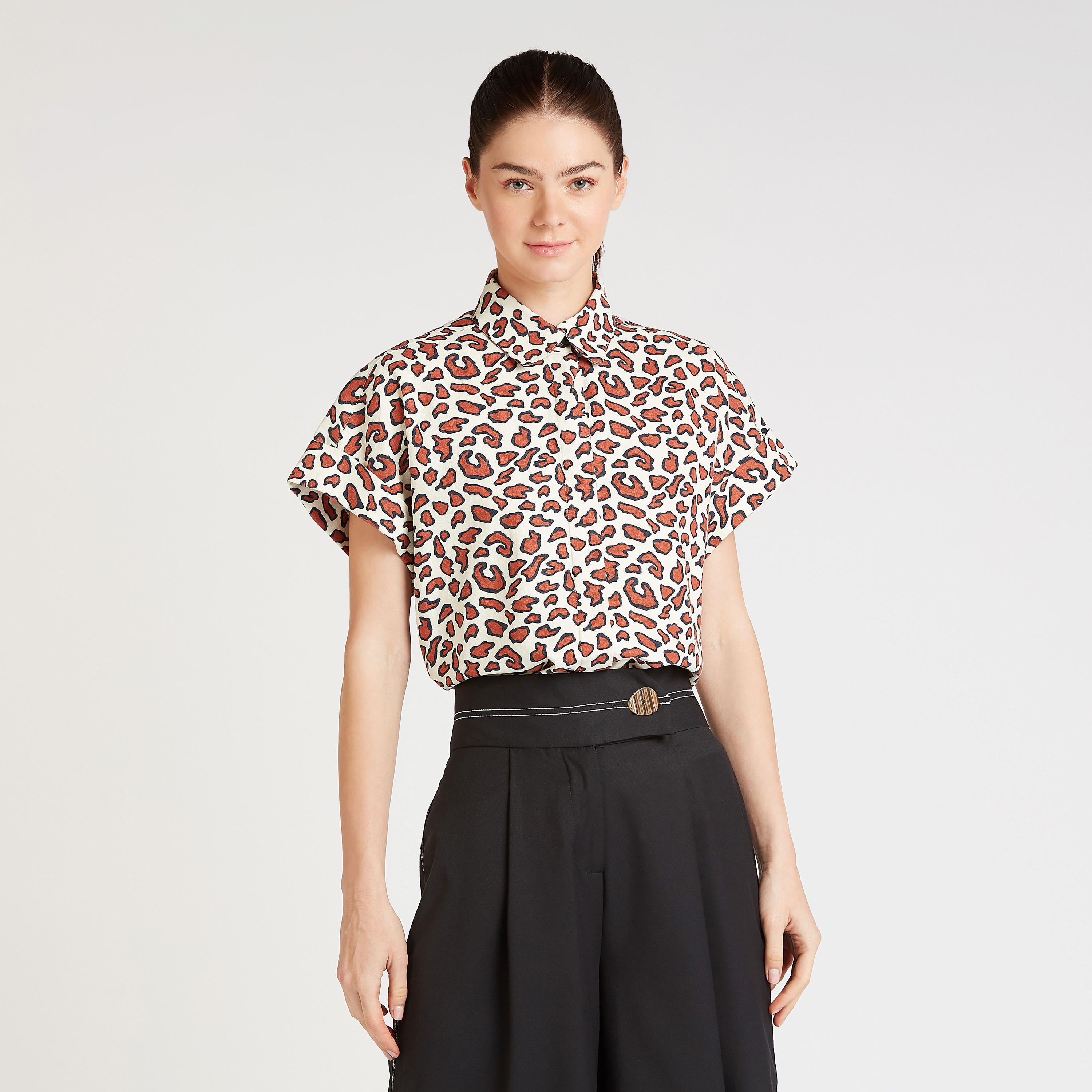 قميص بأكمام متمددة وأزرار مخفية وطبعات حيوانات من آيكونيك-women-clothing-shirtsandblouses-shirts-image-1