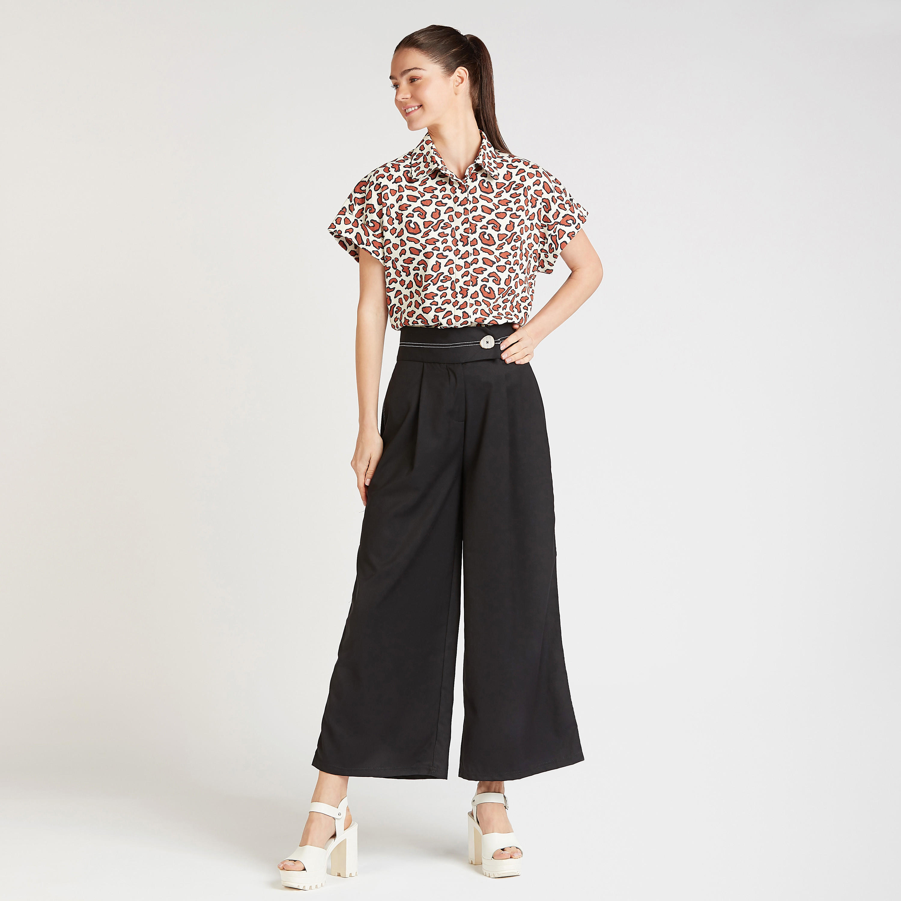 قميص بأكمام متمددة وأزرار مخفية وطبعات حيوانات من آيكونيك-women-clothing-shirtsandblouses-shirts-image-2