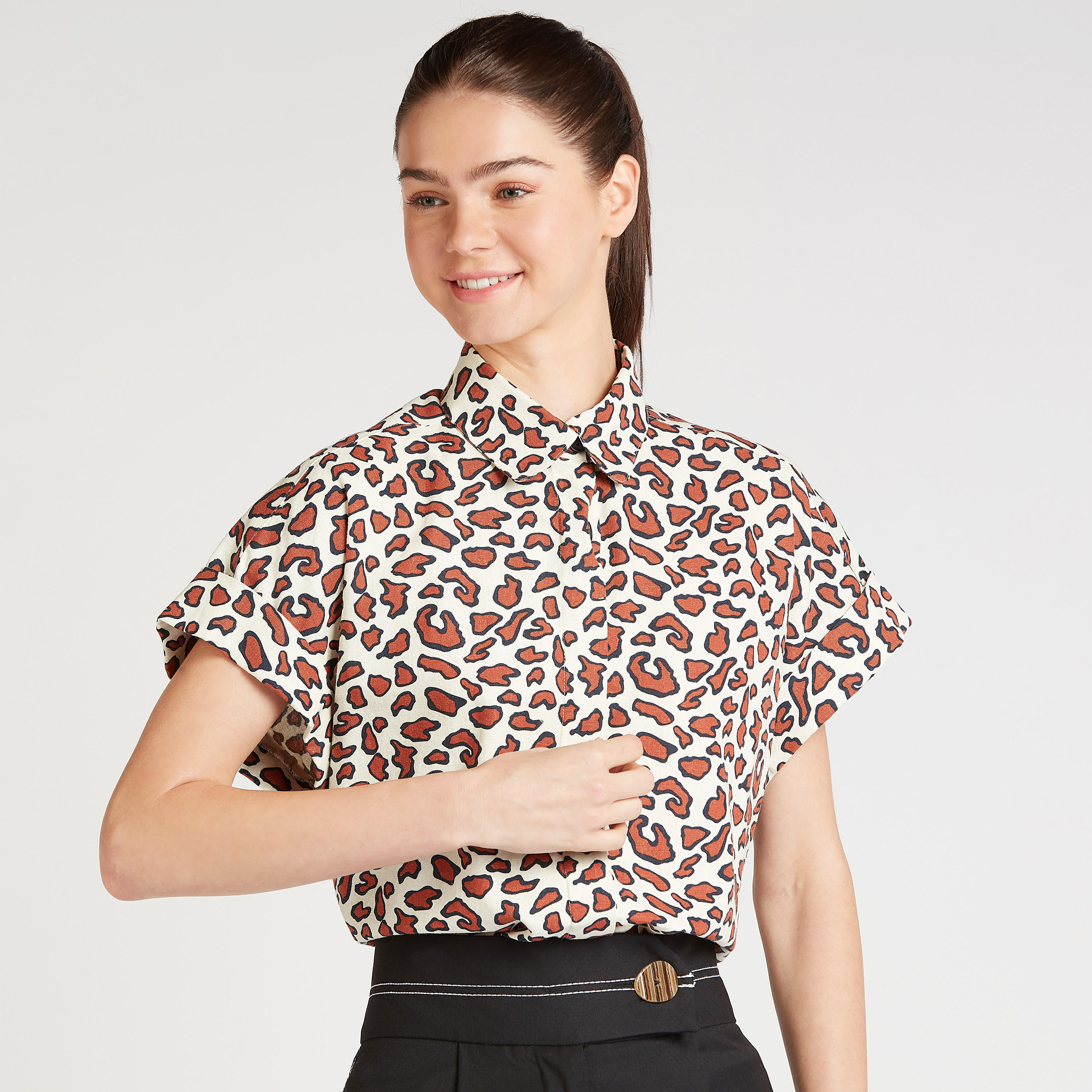 قميص بأكمام متمددة وأزرار مخفية وطبعات حيوانات من آيكونيك-women-clothing-shirtsandblouses-shirts-image-3