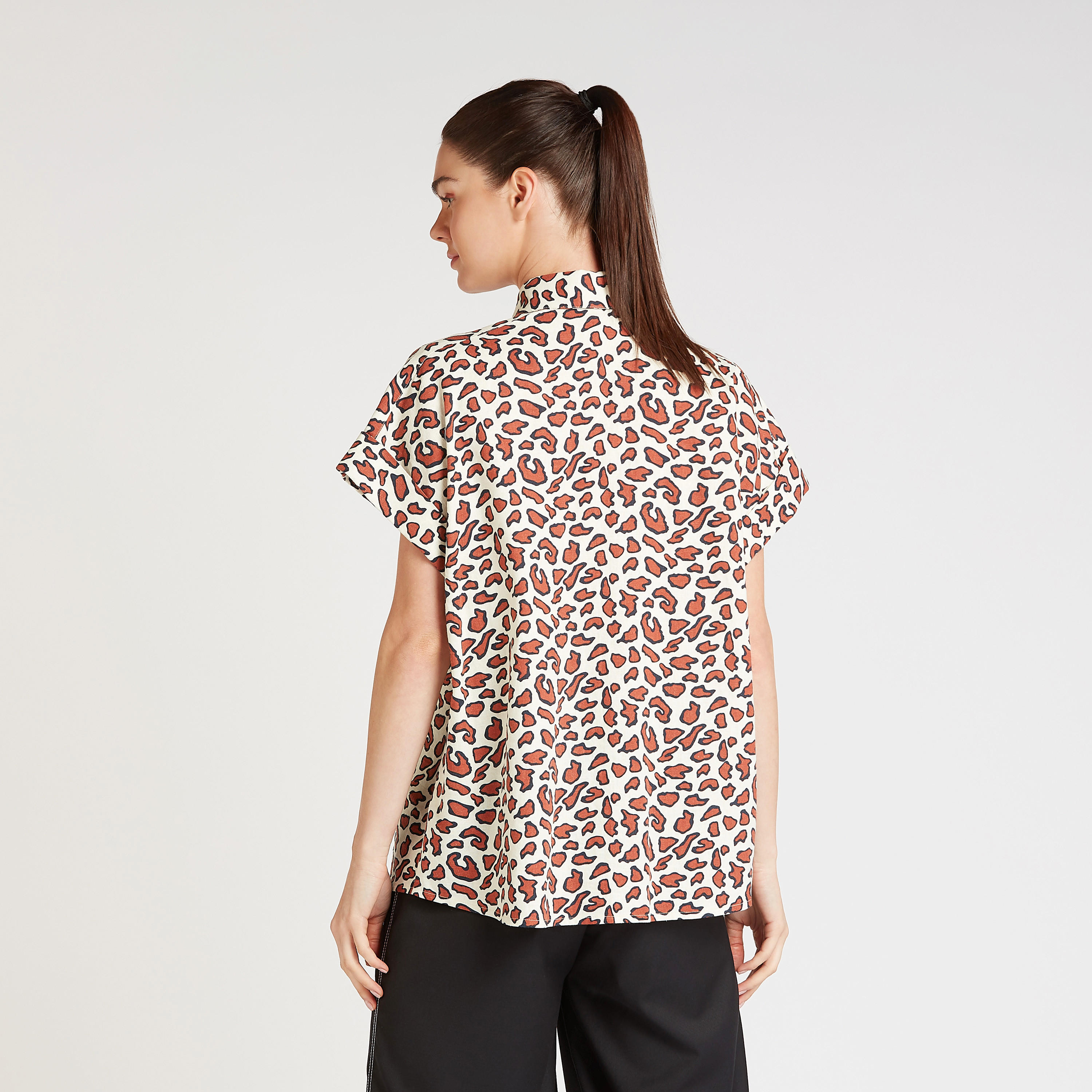 قميص بأكمام متمددة وأزرار مخفية وطبعات حيوانات من آيكونيك-women-clothing-shirtsandblouses-shirts-image-4