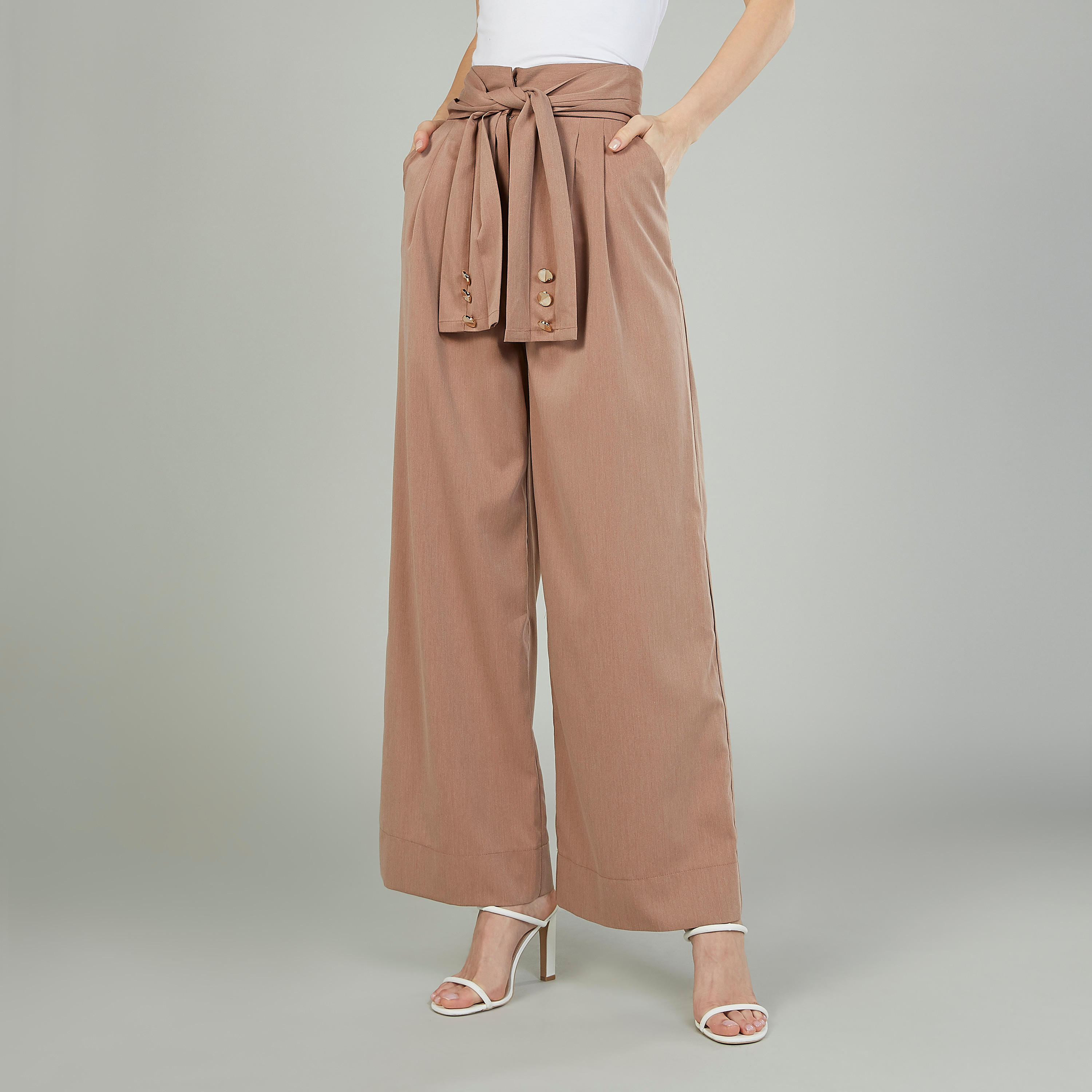 بنطلون قصير سادة بقصّة واسعة وخصر مرتفع وجيوب وحزام من آيكونيك-women-clothing-bottoms-trousers-image-1