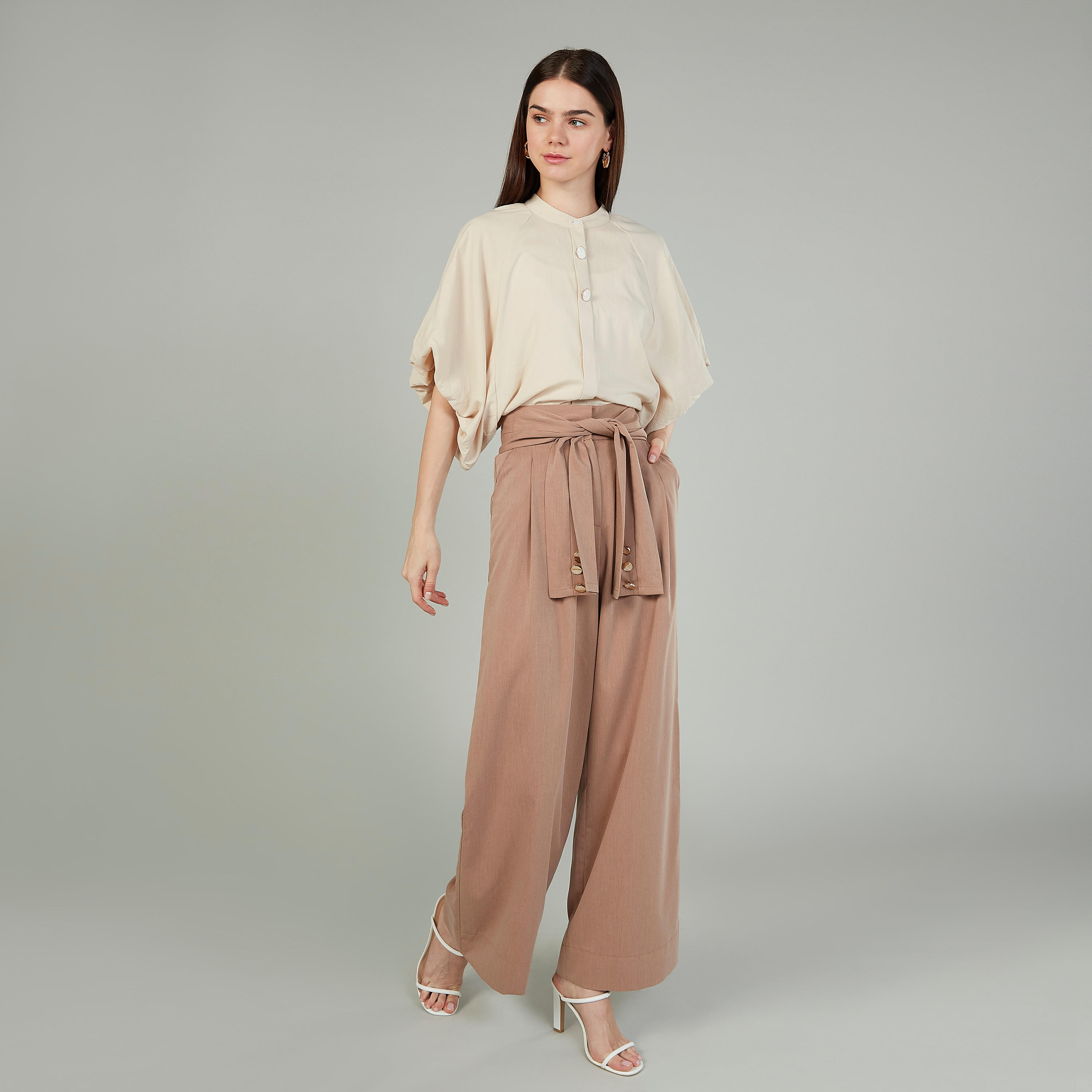 بنطلون قصير سادة بقصّة واسعة وخصر مرتفع وجيوب وحزام من آيكونيك-women-clothing-bottoms-trousers-image-2