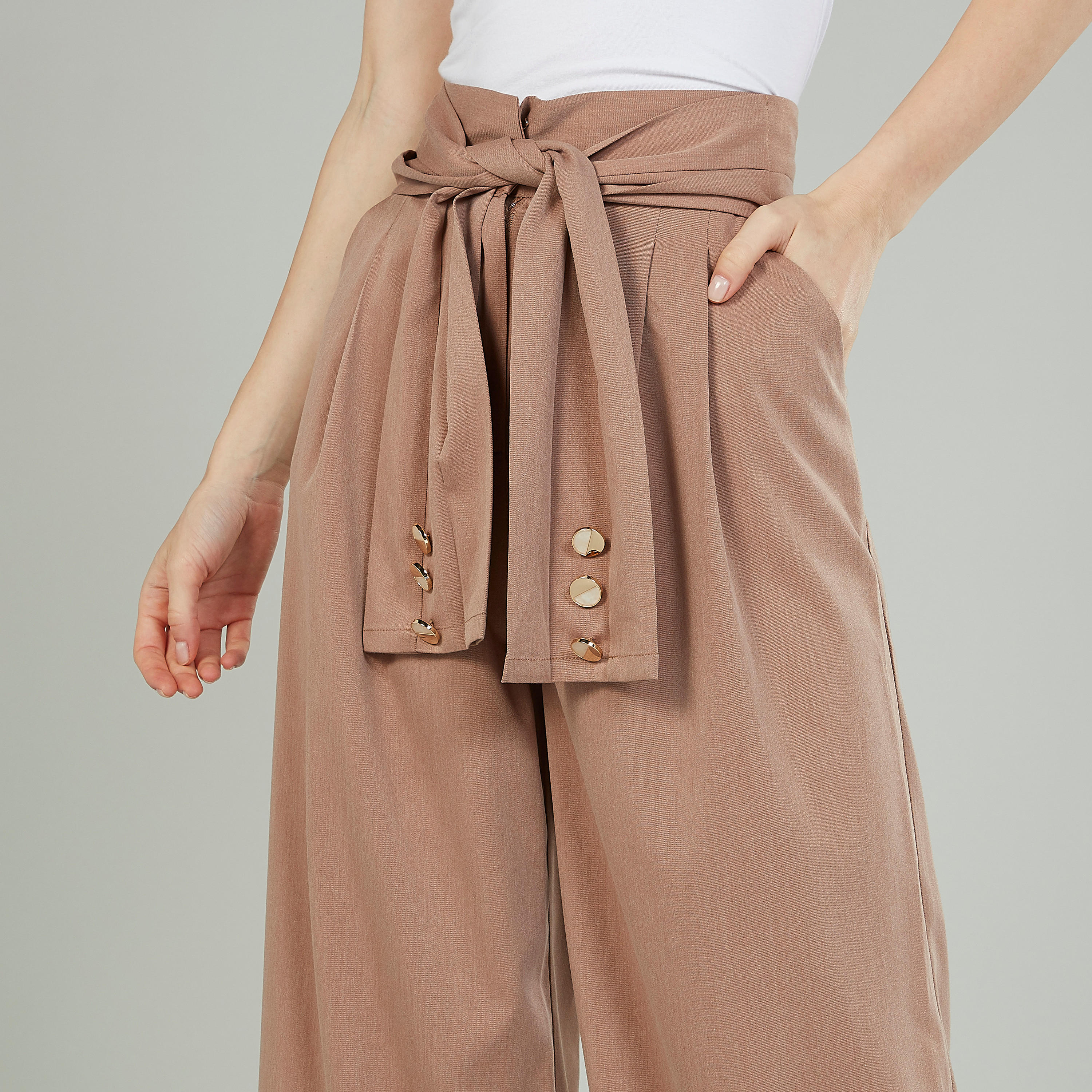 بنطلون قصير سادة بقصّة واسعة وخصر مرتفع وجيوب وحزام من آيكونيك-women-clothing-bottoms-trousers-image-3