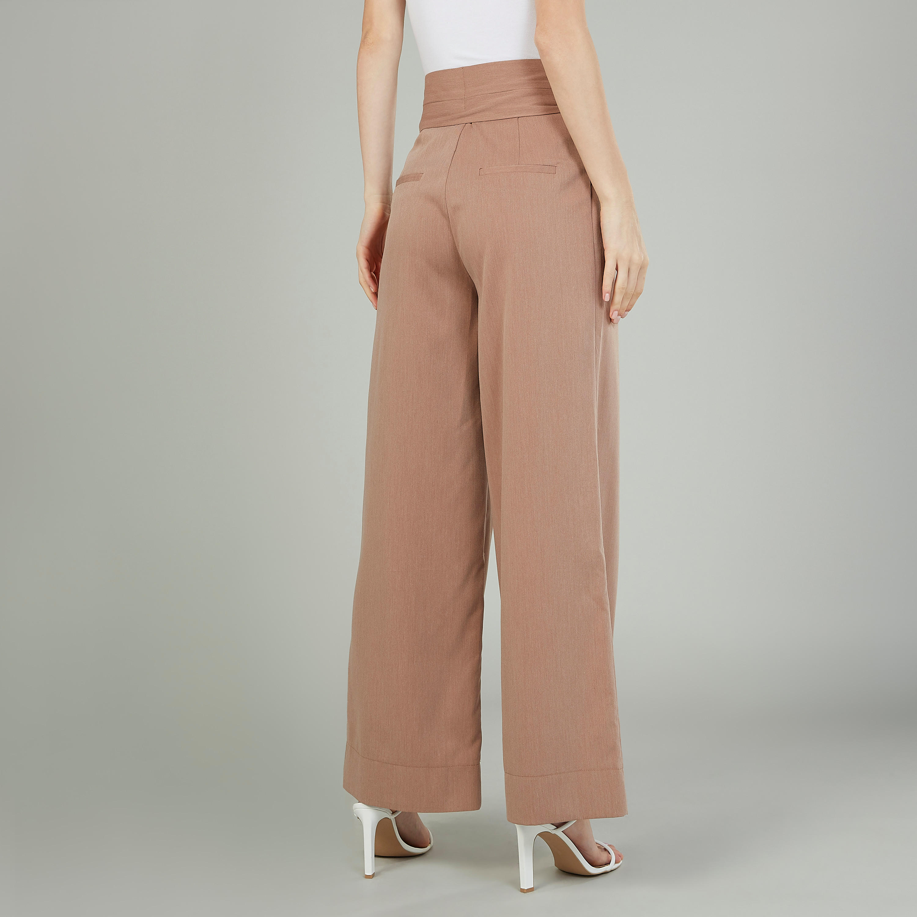 بنطلون قصير سادة بقصّة واسعة وخصر مرتفع وجيوب وحزام من آيكونيك-women-clothing-bottoms-trousers-image-4