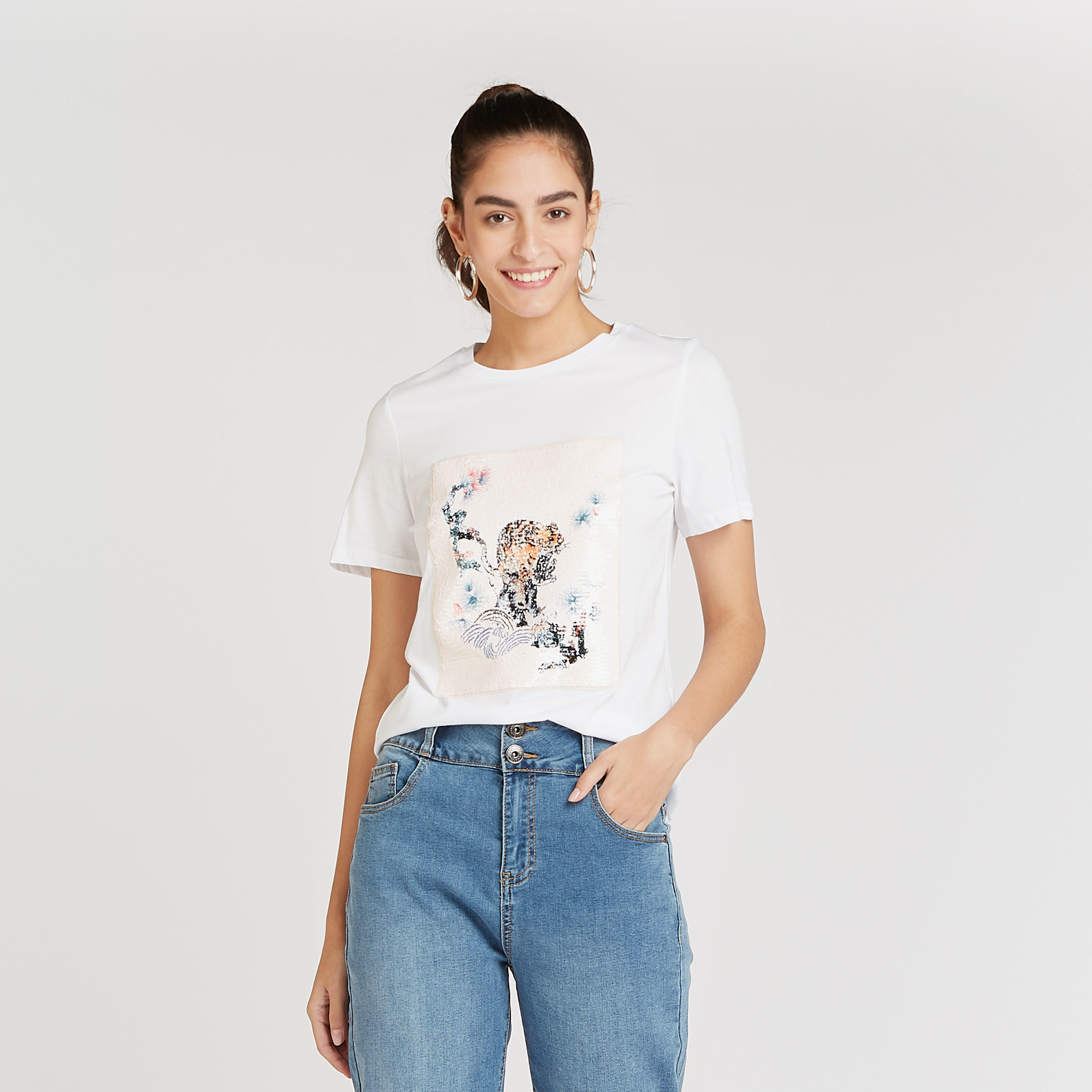 تيشيرت مزين بأكمام قصيرة وياقة ضيقة من آيكونيك-women-clothing-tshirts-image-1