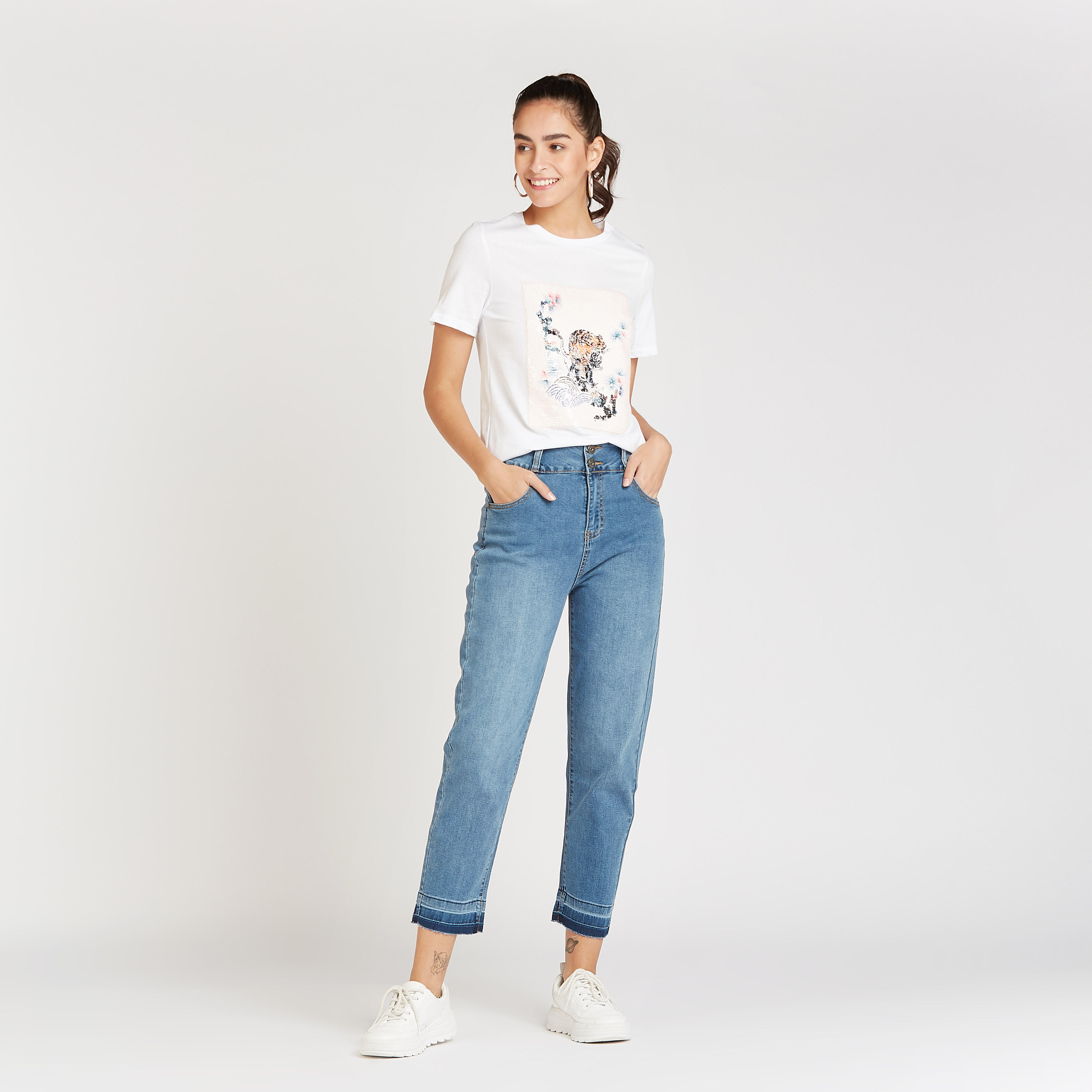 تيشيرت مزين بأكمام قصيرة وياقة ضيقة من آيكونيك-women-clothing-tshirts-image-2