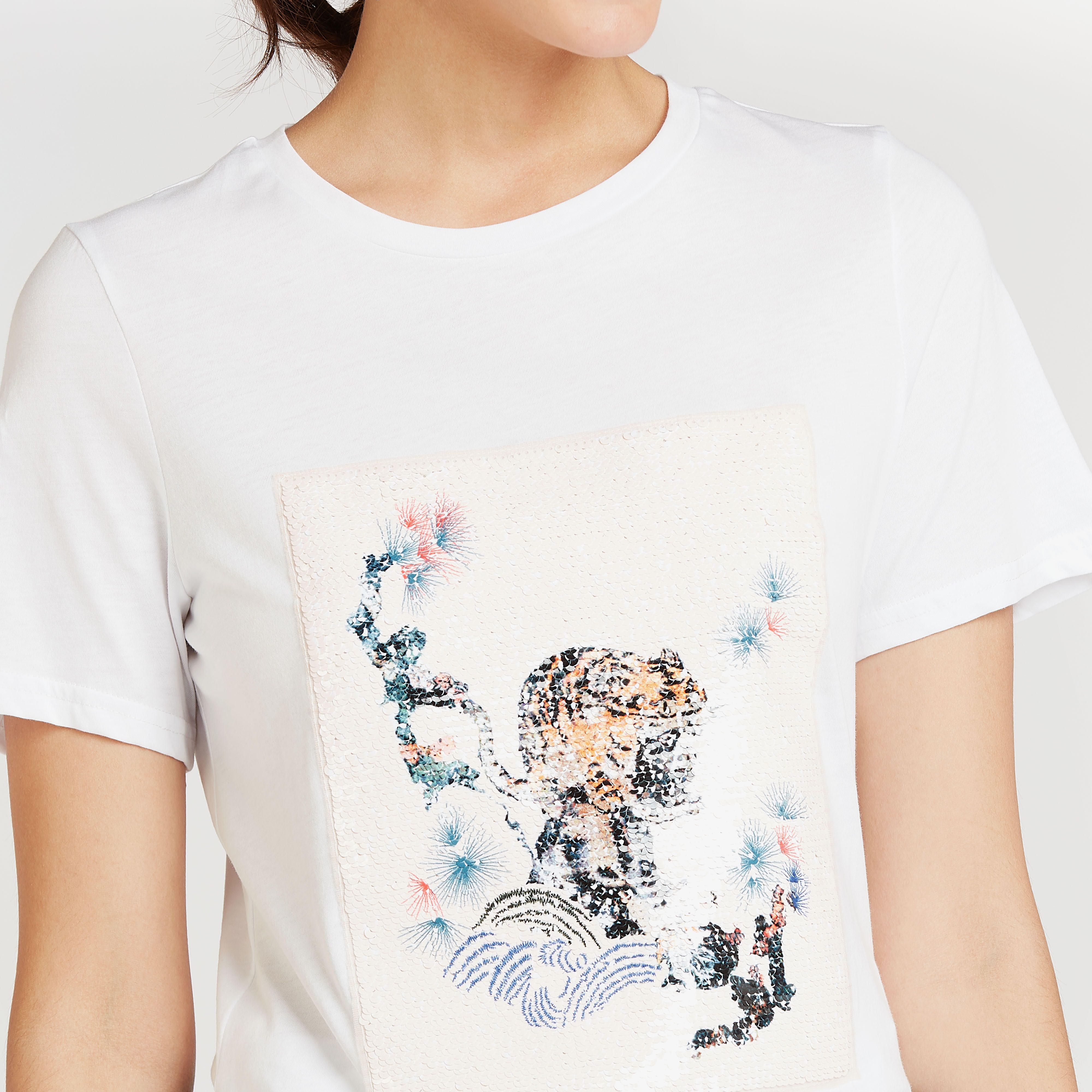 تيشيرت مزين بأكمام قصيرة وياقة ضيقة من آيكونيك-women-clothing-tshirts-image-3