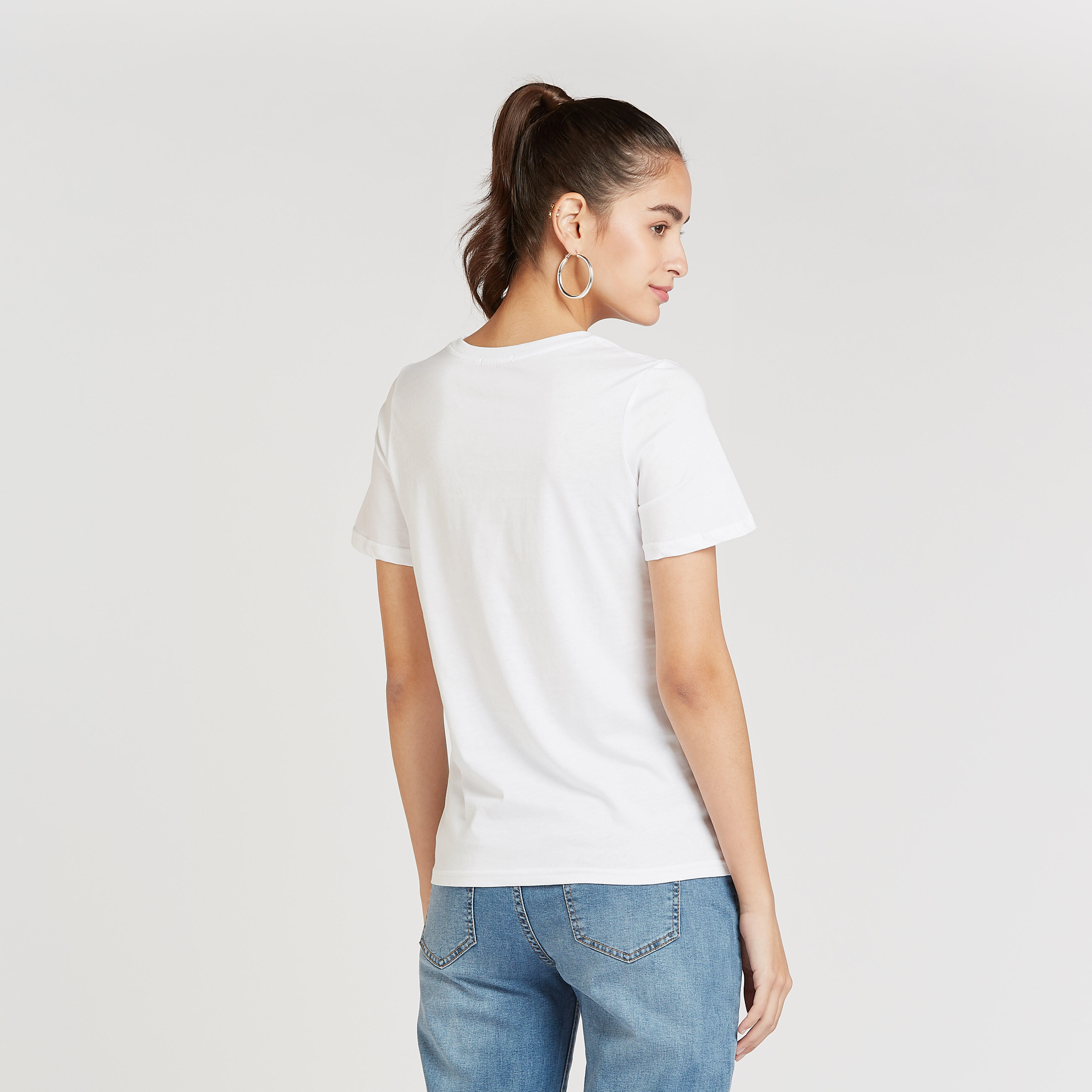 تيشيرت مزين بأكمام قصيرة وياقة ضيقة من آيكونيك-women-clothing-tshirts-image-4