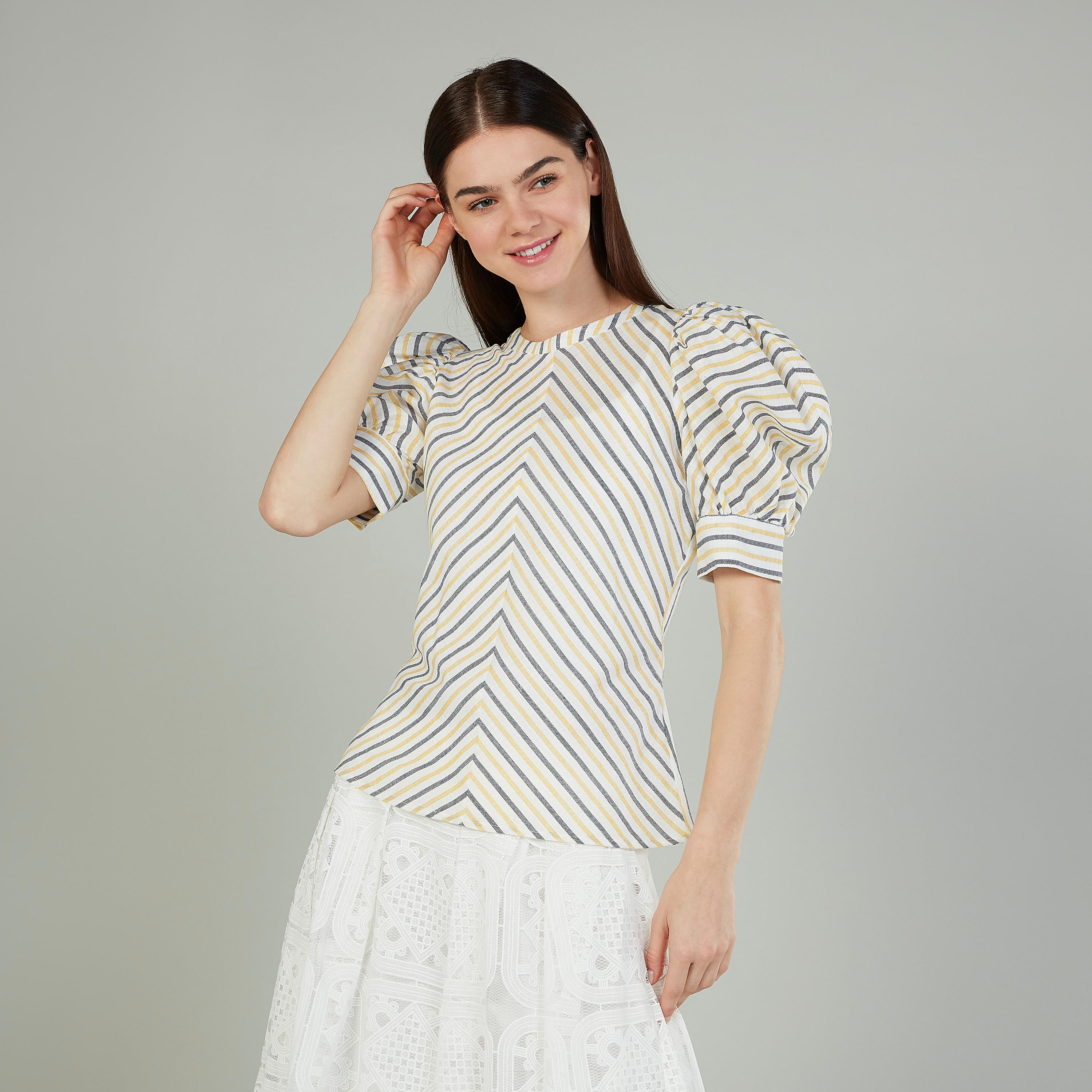 بلوزة مخططة بياقة مستديرة وأكمام منتفخة من آيكونيك-women-clothing-shirtsandblouses-blouses-image-1
