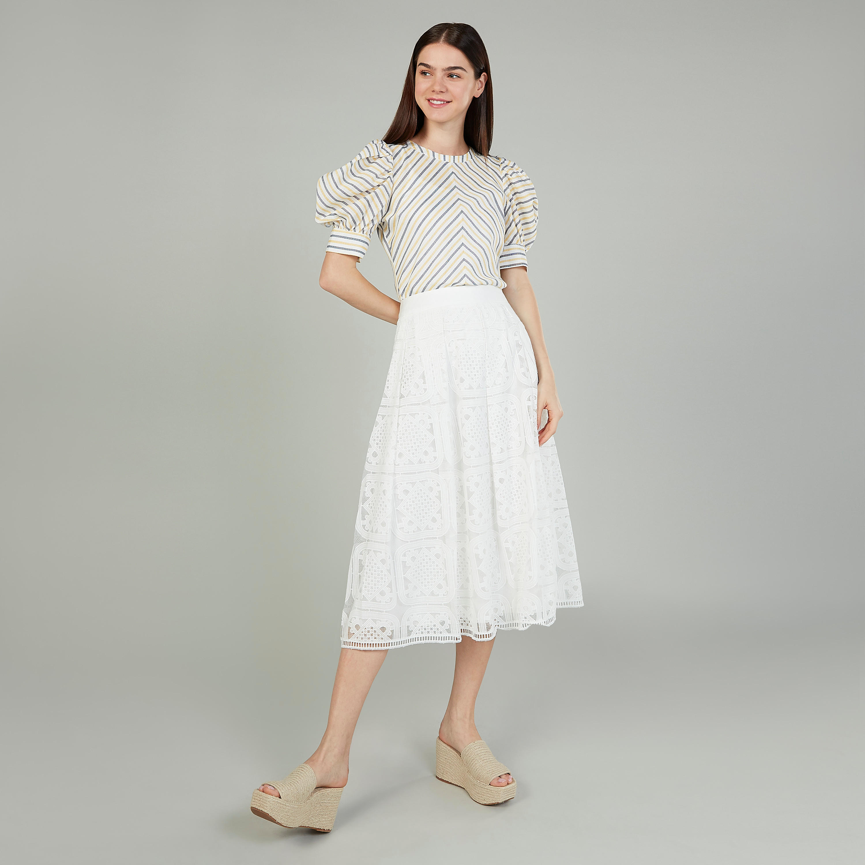 بلوزة مخططة بياقة مستديرة وأكمام منتفخة من آيكونيك-women-clothing-shirtsandblouses-blouses-image-2