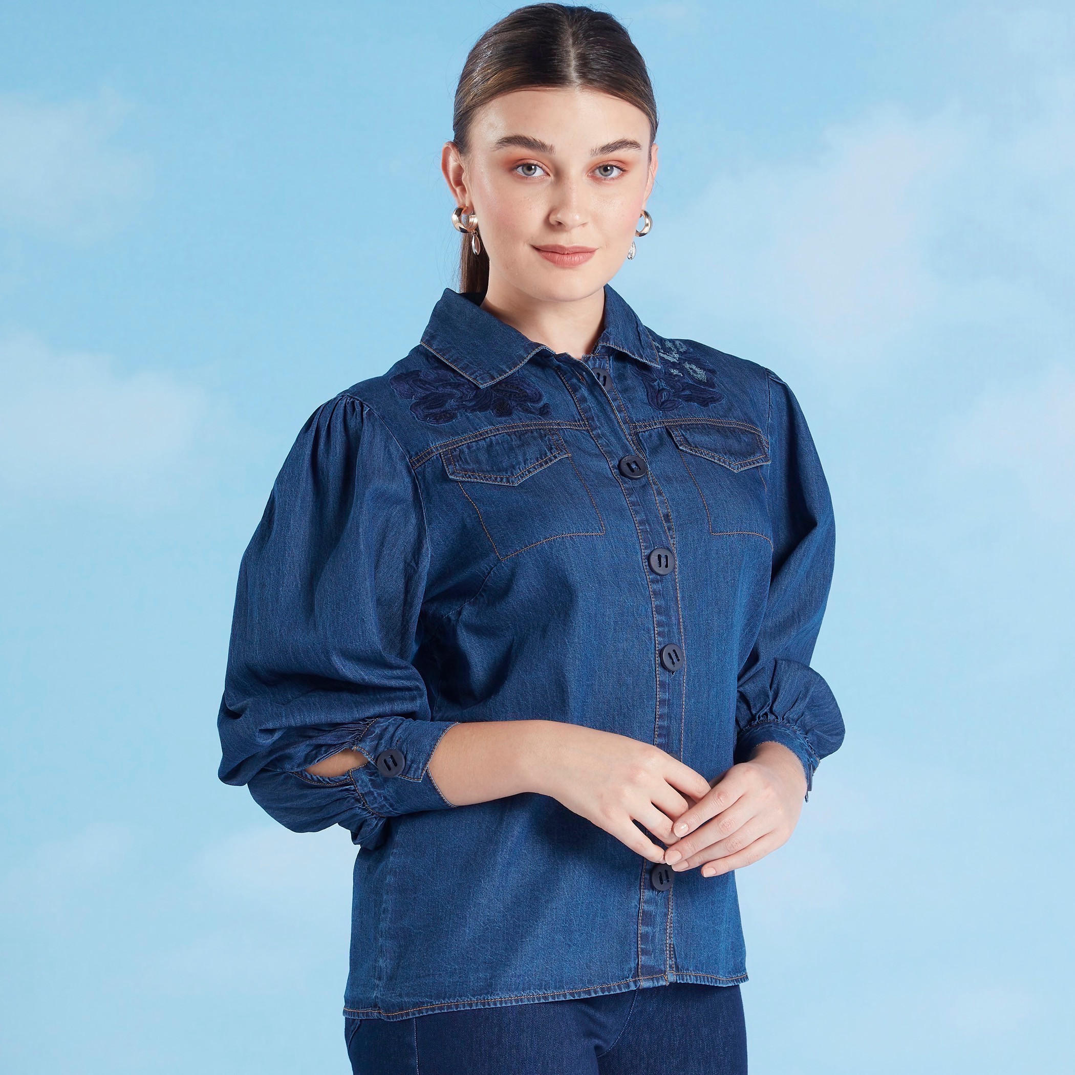 قميص دنيم مطرز بجيوب وأكمام طويلة من آيكونيك-women-clothing-shirtsandblouses-shirts-image-2