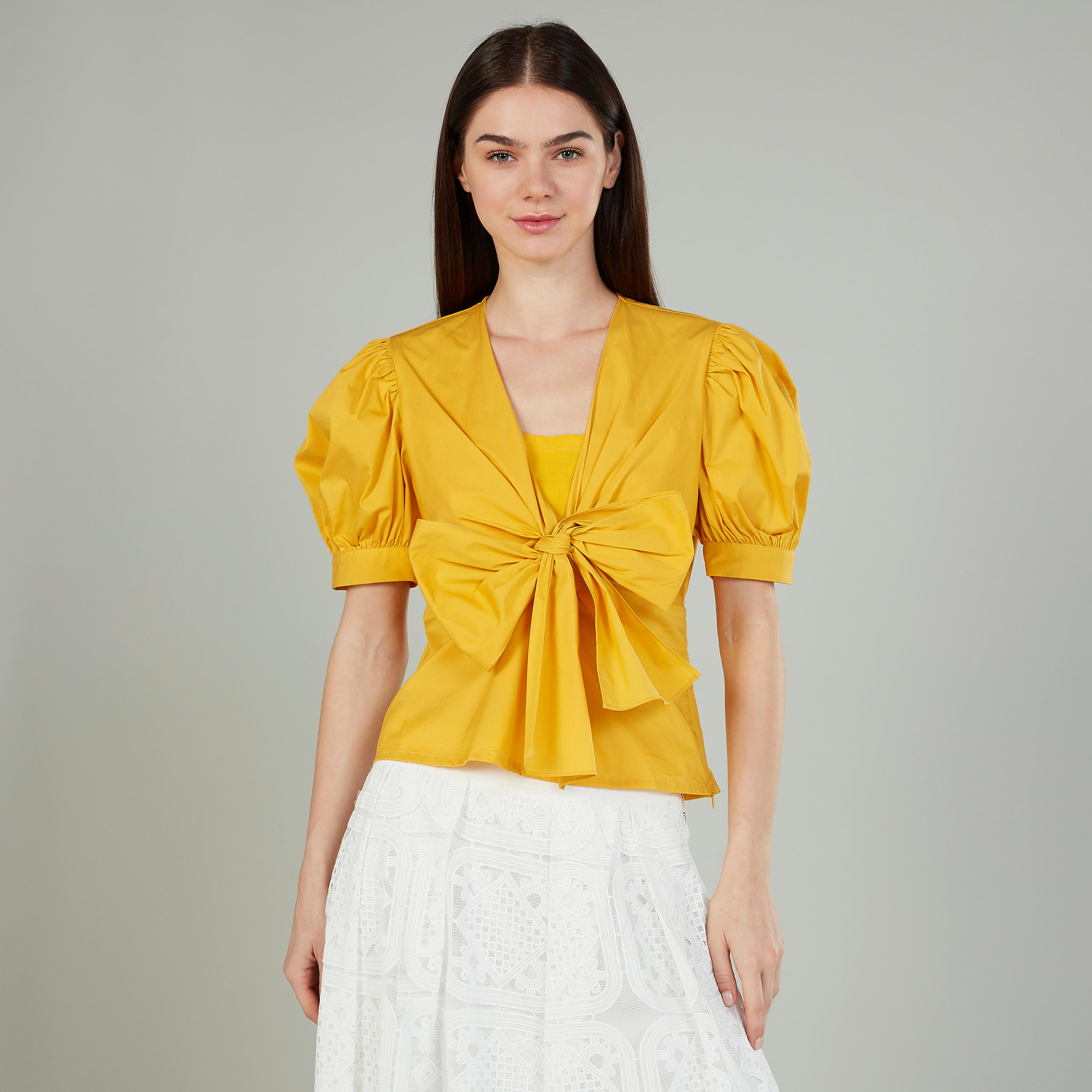 بلوزة سادة بياقة V وفيونكة من أيكونيك-women-clothing-shirtsandblouses-blouses-image-1