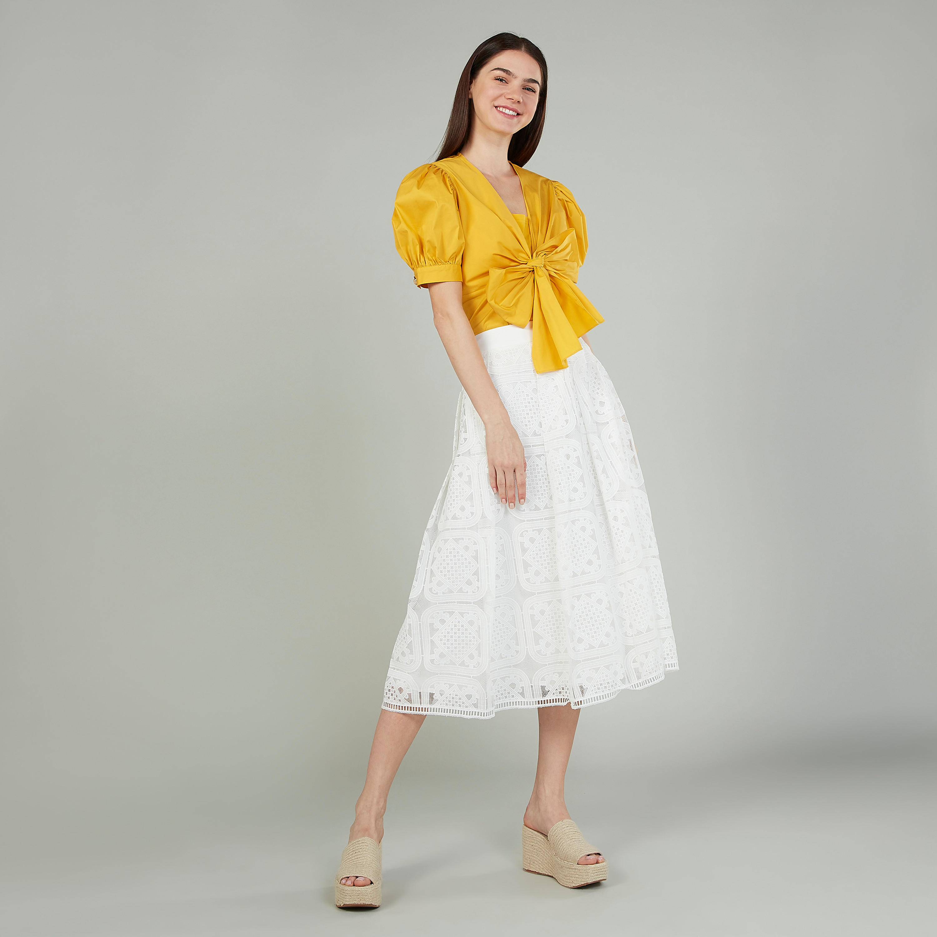 بلوزة سادة بياقة V وفيونكة من أيكونيك-women-clothing-shirtsandblouses-blouses-image-2