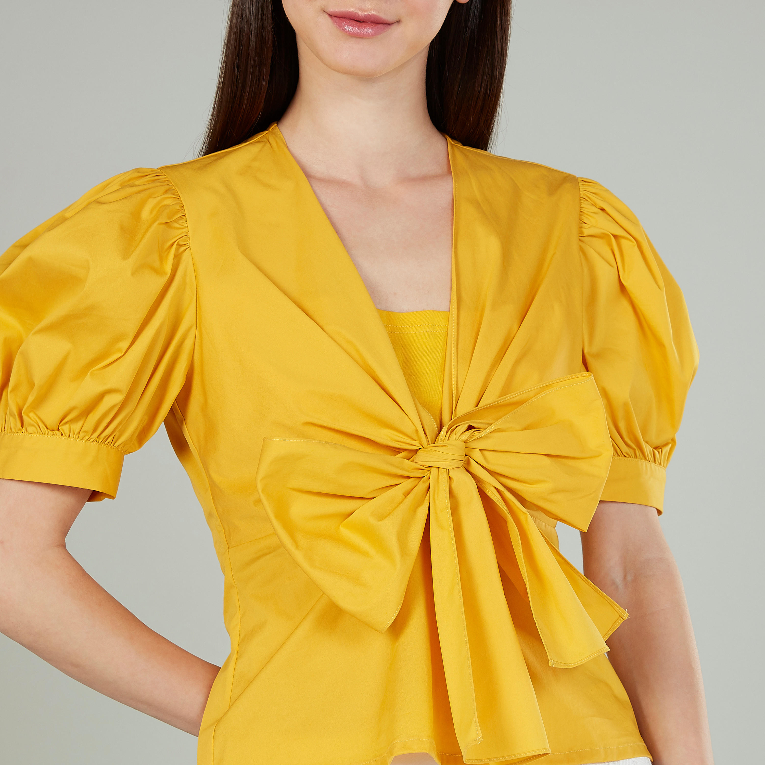 بلوزة سادة بياقة V وفيونكة من أيكونيك-women-clothing-shirtsandblouses-blouses-image-3